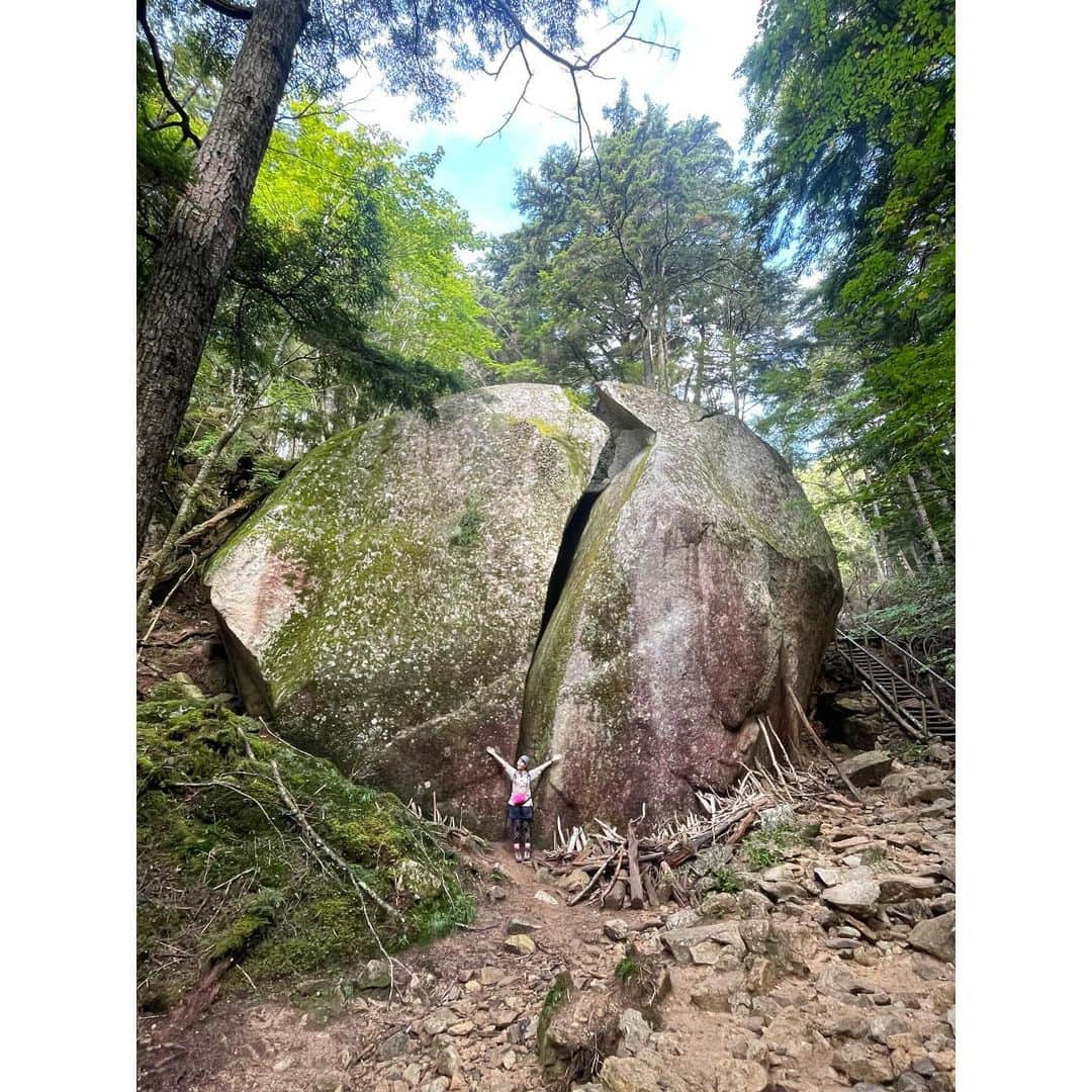 前田彩名のインスタグラム：「#瑞垣山荘 に泊まって、 #瑞垣山 へ⛰️  里山っぽいコースという印象。 巨岩いっぱいでした！！  山頂が混み混み。笑 他に休憩できるところないもんね。  すずらん牛乳パンのクリームの甘さが 身体に染み渡った〜🥛✨ #すずらん牛乳 の大ファンで、 お取り寄せしようか悩むレベル😇  山頂からは八ヶ岳が一瞬(!)見えました！」