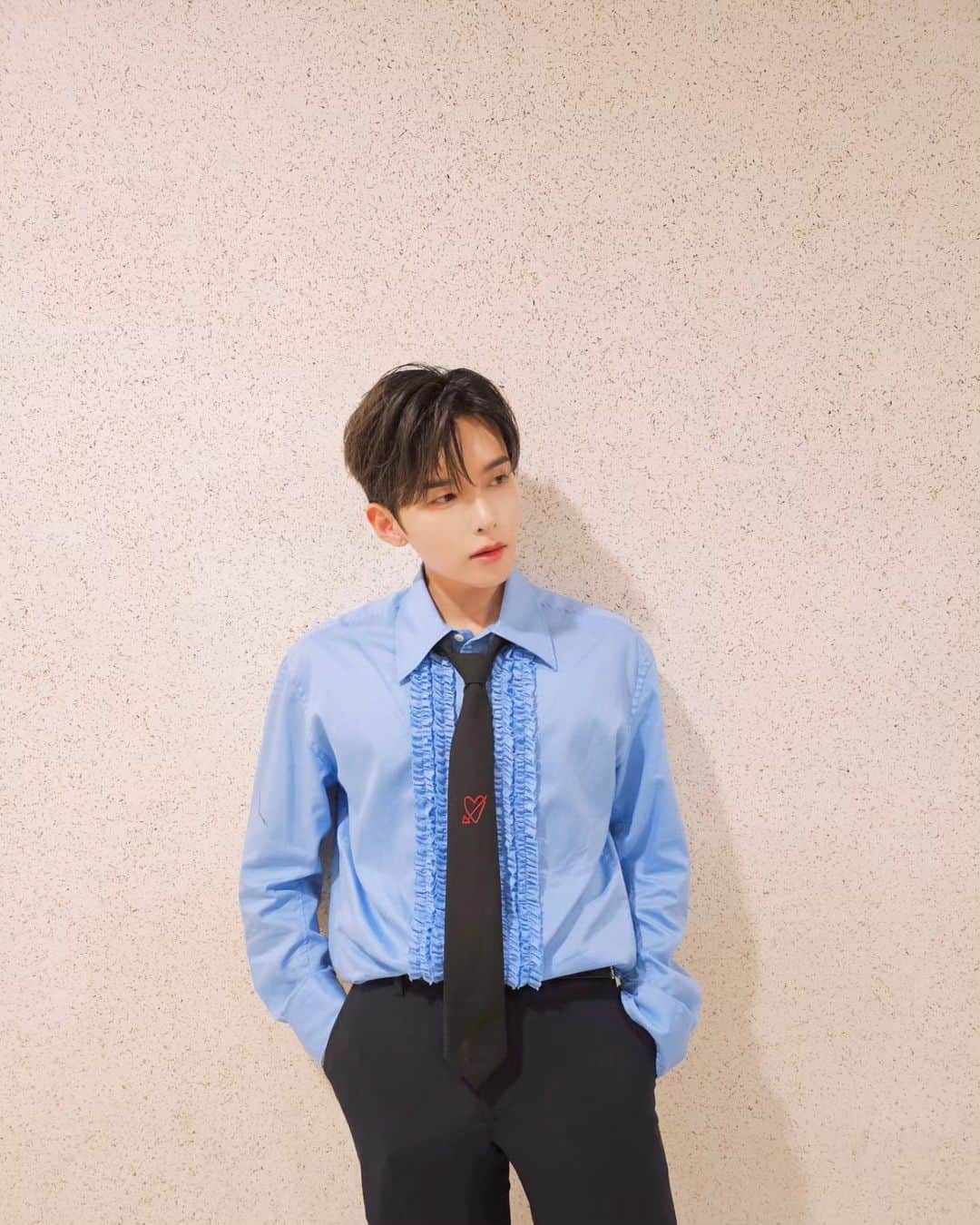 リョウクのインスタグラム：「오늘 데뷔 18주년 정말 감사합니다🥳 제가 18살에 데뷔해서 이제 36살이 됐네요.  제 인생의 반을 슈퍼주니어로 살아서 행복해요. 엘프를 만나서 더 행복하구요💙  외동인 저에게 든든한 가족, SJ형제를 만들어 준 SM에게도 감사드려요🩷     따뜻한 노래를 앞으로도 여러분께 들려드리고 싶어요. 제가 그다지 화려하진 않지만 저만의 속도와 방향으로 나아갈 테니 잘 지켜봐 주세요.     이 갑갑한 세상 저로 인해 조금이나마 여러분이 행복했으면 좋겠습니다. 함께해 주세요. 자신 있나요🫶」