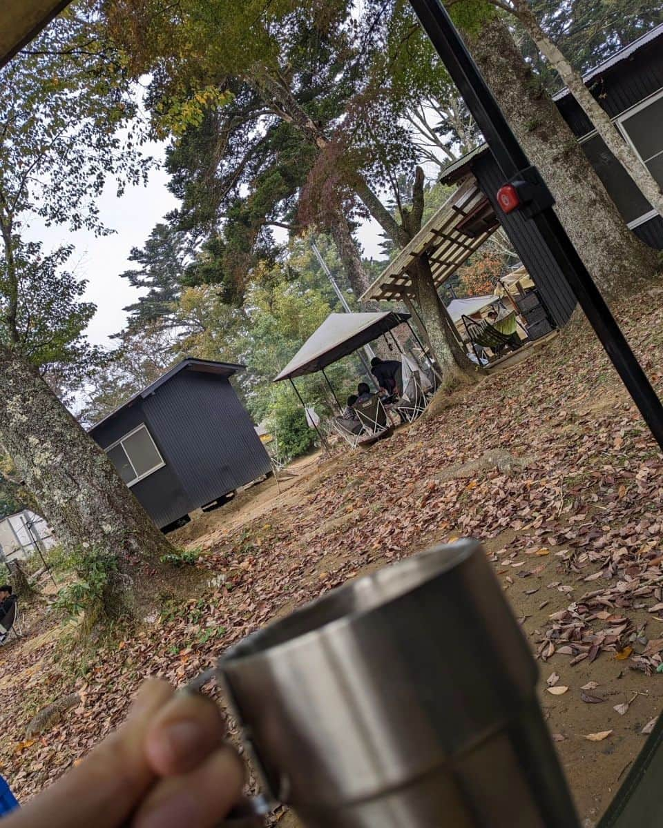 大和未知さんのインスタグラム写真 - (大和未知Instagram)「今年最後のキャンプ⛺  台風でキャンプ場まで架かってた橋が流され、車で入れないから荷物をロープウェイで運んでくれるシステム（笑） 森の中に消えていく荷物たち。  駐車場からキャンプ場まで徒歩10分歩いたけど、喧騒とは離れたステキな場所でした。」11月6日 23時07分 - michyamato