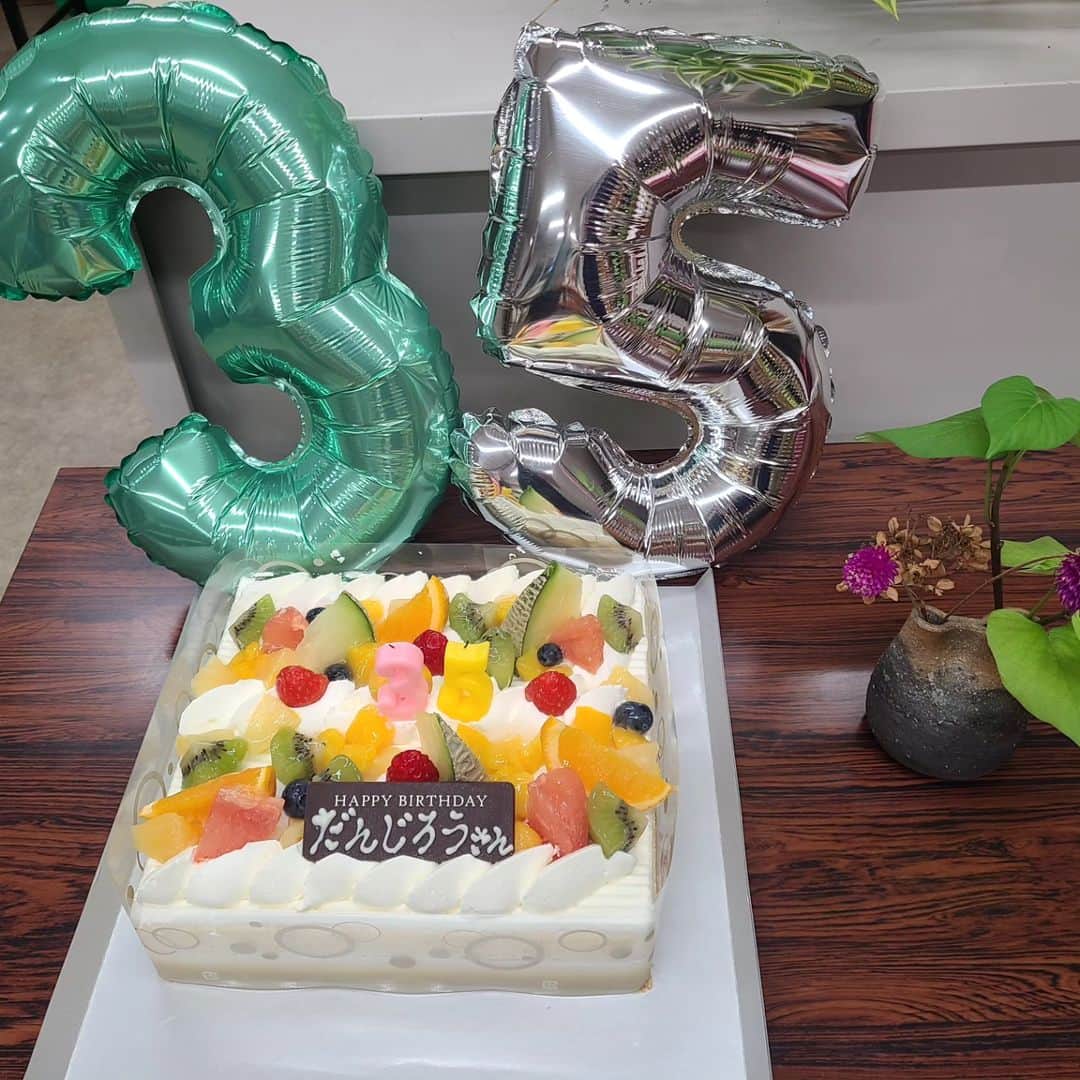 桂團治郎のインスタグラム：「皆さん、お祝いコメントたくさんにありがとうございました‼️  35歳の誕生日迎えることが出来ました(⋆ᴗ͈ˬᴗ͈)”  昨日は豊岡でお世話になっている方のイベントに呼んでいただきました！  打ち上げでは皆さんにお祝いしてもらえ、 阪神タイガースは日本一になるし、  落語会で誰も経験したことが無いであろうハプニングが起こったりと  盛り沢山な1日でしたが、 めちゃくちゃ良い1日でした‼️  この1年も今まで以上にもっと楽しんで・頑張ろうと思っていますので、これからもよろしくお願いします«٩(*´ ꒳ `*)۶»」