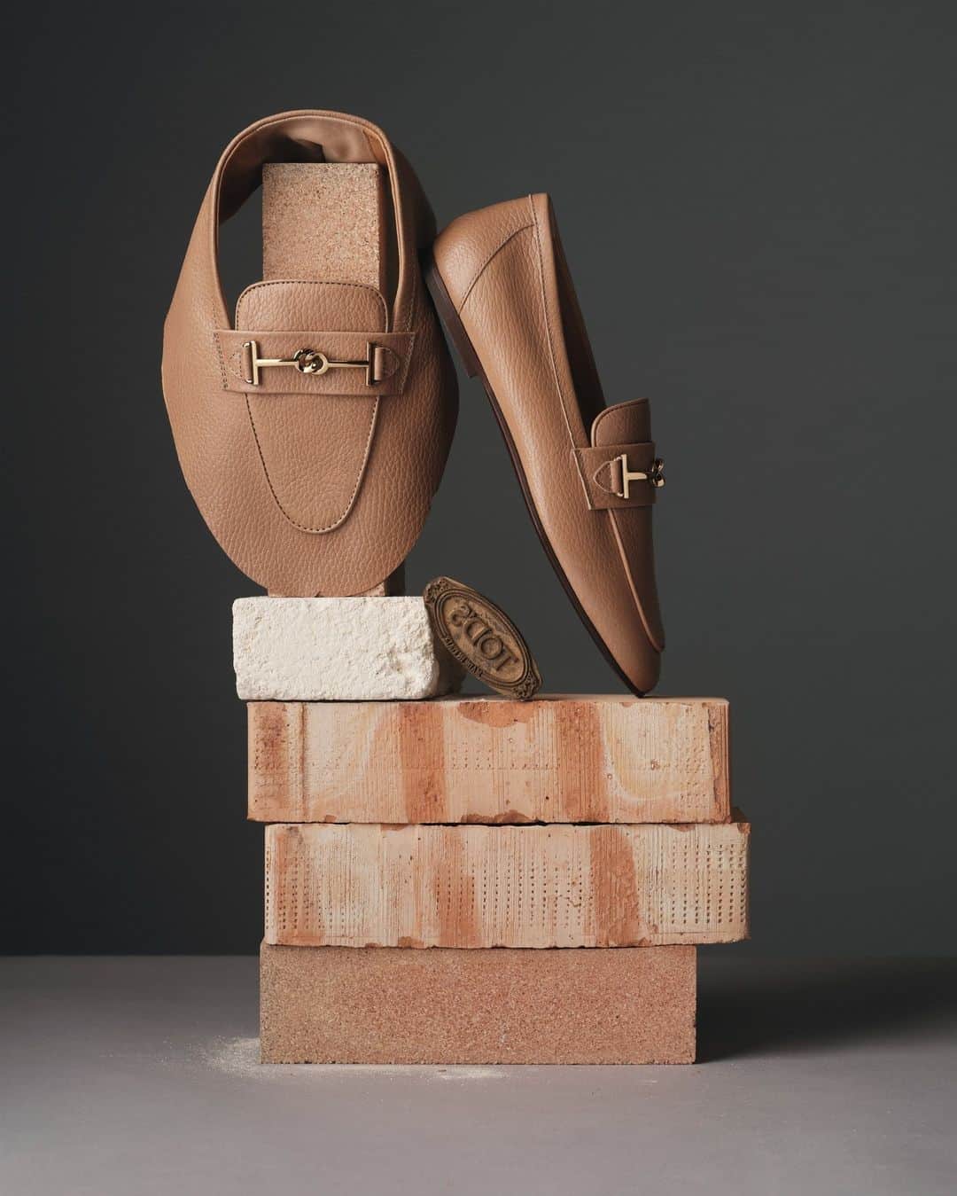トッズのインスタグラム：「The T ring symbol on Tod’s loafers enhances the feminine silhouette in the perfect balance between tradition and modern design.  #Tods #TodsIcons #TodsHeritage」