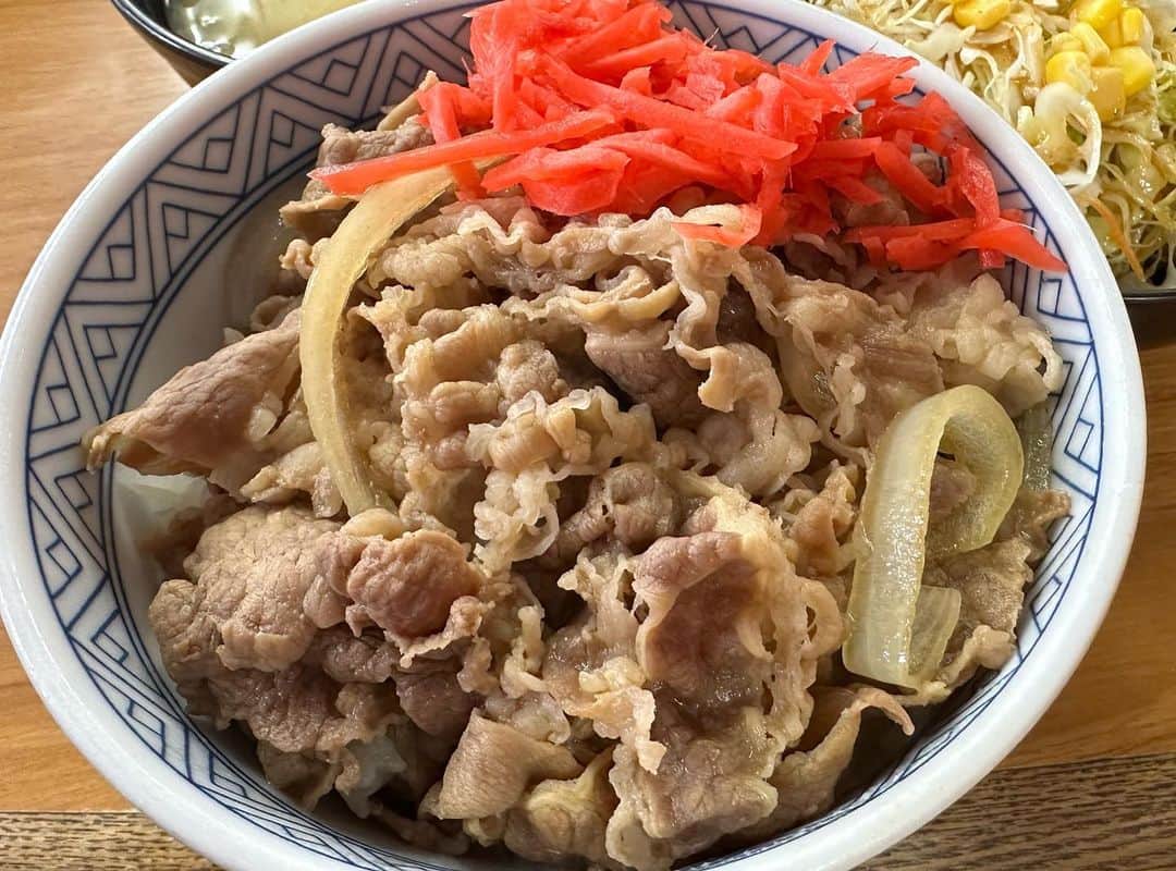 菊田早苗のインスタグラム：「伝説の知る人ぞ知る、牛丼太郎。 その後継者が丼太郎。 高校の頃に中野にあった牛丼太郎、懐かしい。 当時、吉野家や松屋とは違う、家で食べるような変哲もない味に、どこかの個人店が激安でやってるだけかと思っていたが。 元吉野家副社長が経営してたという今頃知った新事実。 全国にあった、牛丼太郎は潰れてしまい、今は一店舗のみ別会社が引き継いで丼太郎として営業。  しかしこれが今の牛丼店と違い、昭和の香り残る、素晴らしい店だった。お茶も年配の店員の方が注いでくれる人と人の繋がり。コの字のカウンターは全員の顔と店員さんの顔が皆見れる。すぐ横には松屋もなか卵もあるのに、この一店舗だけは潰れない。その秘密が分かった。吉野家の銀座一号店はこんな感じだったのかな。 時代錯誤した納豆丼も最高！YouTubeにもUPしました。ぜひ。  #牛丼 #牛丼太郎 #丼太郎」