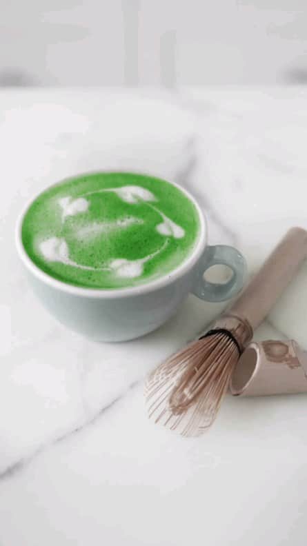 Matchæologist®のインスタグラム：「#Matcha state of mind 🌿 with a cup of #MatchaLatte 🍵 in hand! It’s definitely the perfect cozy drink for the autumn season 🍂! (📷: @cakebrain) . Shoutout to 📷 @cakebrain for sharing with us this beautiful #MatchaLatte Pour-Over featuring our Ceremonial Matcha, Glass #Katakuchi Matcha-Making Bowl, and Full-Hand Chasen Whisk! . Take your #MatchaRitual to new heights with our Ceremonial Matcha! Feel free to explore our range of artisanal matcha and treat your taste buds to the most delectable-tasting matcha green tea 🍃, because YOU deserve only the best! . Visit our website 👉 bio link @Matchaeologist . Matchæologist® #Matchaeologist Matchaeologist.com」