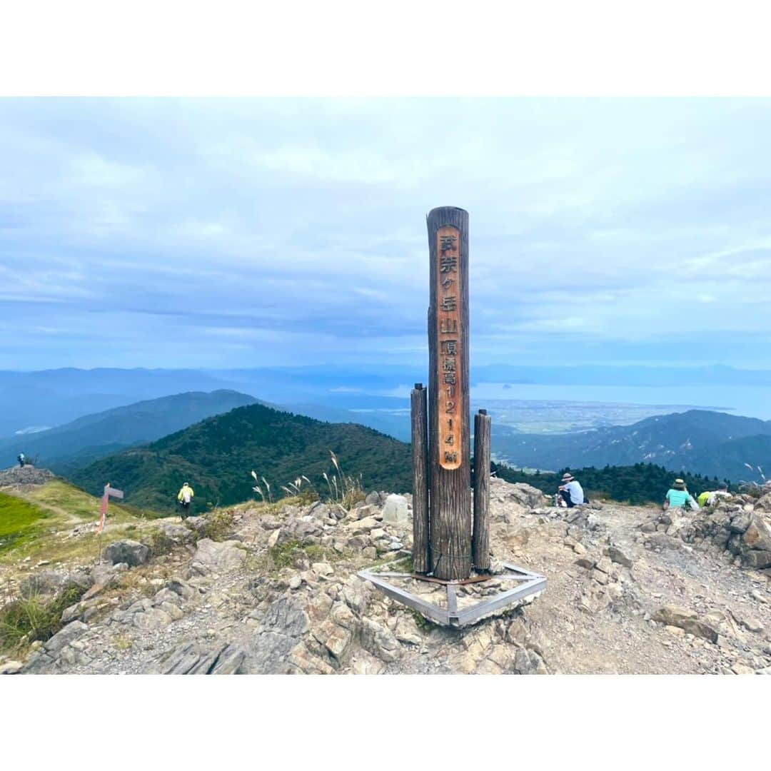 前田彩名のインスタグラム：「#武奈ヶ岳  山頂が開けていて清々しい琵琶湖ビュー！  すっきり晴れてはくれなかったけど、 蜂にくじけず登った甲斐があった🙌  ブンブン追いかけてくるから、 初めて蜂を怖いと思った‥🐝  トレッキングポール忘れて、 あまりの急登にこれは無理かも！と思ったら ちょうど途中に程よい木の枝が落ちていて、救われた。 二股だったけど。笑  下山したら登山口に木の枝が固まって置かれてて、 みんな同じことしてたんだなと🤭」