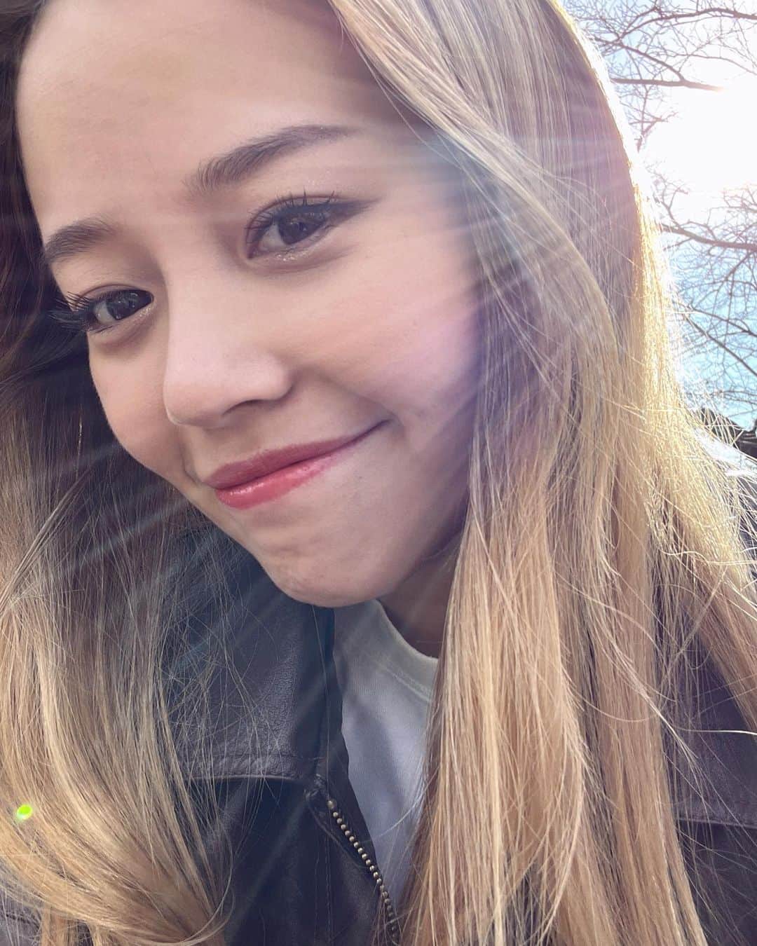 井上ありさのインスタグラム：「. . . 本当に肌の調子がええ ハイライトにあるから見て😌 たまにはアタスの顔でも載せとくっ✌️ 今年の冬は痩せる頑張る😤 . . #お願い #私 #ラーメン食べないで」