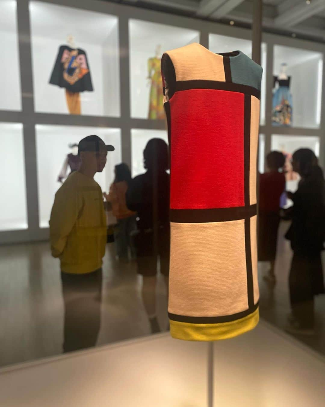 吉田佳菜さんのインスタグラム写真 - (吉田佳菜Instagram)「Yves Saint Laurent, Across the Style イヴ・サンローラン展　時を超えるスタイル ㅤㅤㅤㅤㅤㅤㅤㅤㅤㅤㅤㅤㅤ 久しぶりの国立新美術館 ㅤㅤㅤㅤこの建物の、西陽が差し込む感じが大好き🧡 ㅤㅤㅤㅤㅤㅤㅤㅤㅤㅤㅤㅤㅤ 東京に来た年も、同じぐらいの季節に来たなぁ〜 (9,10枚目) ㅤㅤㅤㅤㅤㅤㅤㅤㅤㅤㅤㅤ  #国立新美術館 #イヴサンローラン展 #tsuru_kana」11月6日 23時16分 - yshdkana