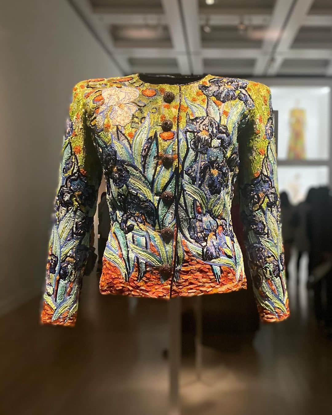 吉田佳菜さんのインスタグラム写真 - (吉田佳菜Instagram)「Yves Saint Laurent, Across the Style イヴ・サンローラン展　時を超えるスタイル ㅤㅤㅤㅤㅤㅤㅤㅤㅤㅤㅤㅤㅤ 久しぶりの国立新美術館 ㅤㅤㅤㅤこの建物の、西陽が差し込む感じが大好き🧡 ㅤㅤㅤㅤㅤㅤㅤㅤㅤㅤㅤㅤㅤ 東京に来た年も、同じぐらいの季節に来たなぁ〜 (9,10枚目) ㅤㅤㅤㅤㅤㅤㅤㅤㅤㅤㅤㅤ  #国立新美術館 #イヴサンローラン展 #tsuru_kana」11月6日 23時16分 - yshdkana