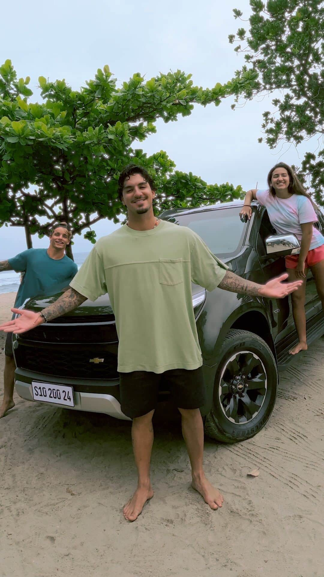 ガブリエル・メディーナのインスタグラム：「Fala, galera! Se liga nessa #ChevroletS10. Ela é a companhia perfeita pra qualquer momento da sua vida. Vê se não vacila. Corra pro site ou pra concessionária e não deixe passar esta oportunidade!   #PARATODOSVEREM: O filme começa com o logotipo da Chevrolet sobre uma cena do surfista Gabriel Medina, que está vestindo uma camisa verde. Ele diz: “GALERA, SACA SÓ”. Em seguida, aparece uma tela do lado esquerdo com a irmã dele, Sophia Medina, e outra tela do lado direito com seu amigo Fernando Junior. Gabriel Medina diz: “VOCÊS NÃO, ELES AQUI”. Em seguida, vemos eles colocando suas pranchas na S10 e o Gabriel Medina diz: “A PICAPE MAIS COMPLETA, AGORA MAIS PERTO DE SER SUA”. Enquanto o lettering aparece, vemos a Thais e o Michel felizes perto de uma S10 e, em seguida, dentro do carro, surge o lettering: “WI-FI NATIVO CONNECTED BY ONSTAR”, e a Sophia Medina vira para a câmera e diz: “E É MUITA TECNOLOGIA”. Corte da picape em uma estrada com árvores, aparece o Gabriel Medina dirigindo e falando para a câmera: “NÃO TEM COMPANHIA MELHOR PAR CURTIR OS AMIGOS E A FAMÍLIA”, e, na tela, o preço: “A PARTIR DE R$ 219.990,00. COM CONDIÇÃO ESPECIAL PARA PRODUTOR RURAL”. Logo depois aparece uma cena do Gabriel Medina dirigindo e o lettering: “ASSISTENTE DE SUBIDA E DESCIDA”. Vemos uma cena da S10 sendo estacionada em uma praia. Eles saem do carro e a Sophia Medina diz: “E É FEITA AQUI NO BRASIL”. Em seguida, aparece uma cena dos três olhando para a praia e depois o Medina surfando. Para finalizar, aparece o Medina na câmera com a tela triplicada e ele finaliza com a fala: “PARTIU APROVEITAR ESSA OPORTUNIDADE NO SITE OU NA CONCESSIONÁRIA”, mais o lettering: “ACESSE CHEVROLET.COM.BR OU VÁ ATÉ UMA CONCESSIONÁRIA” sobre a cena. O filme encerra com três cenas rápidas: primeiro a S10, depois o Gabriel Medina surfando e, no final, os três encostados no carro e dando tchau para a câmera.  #ChevroletS10 #publicidade」