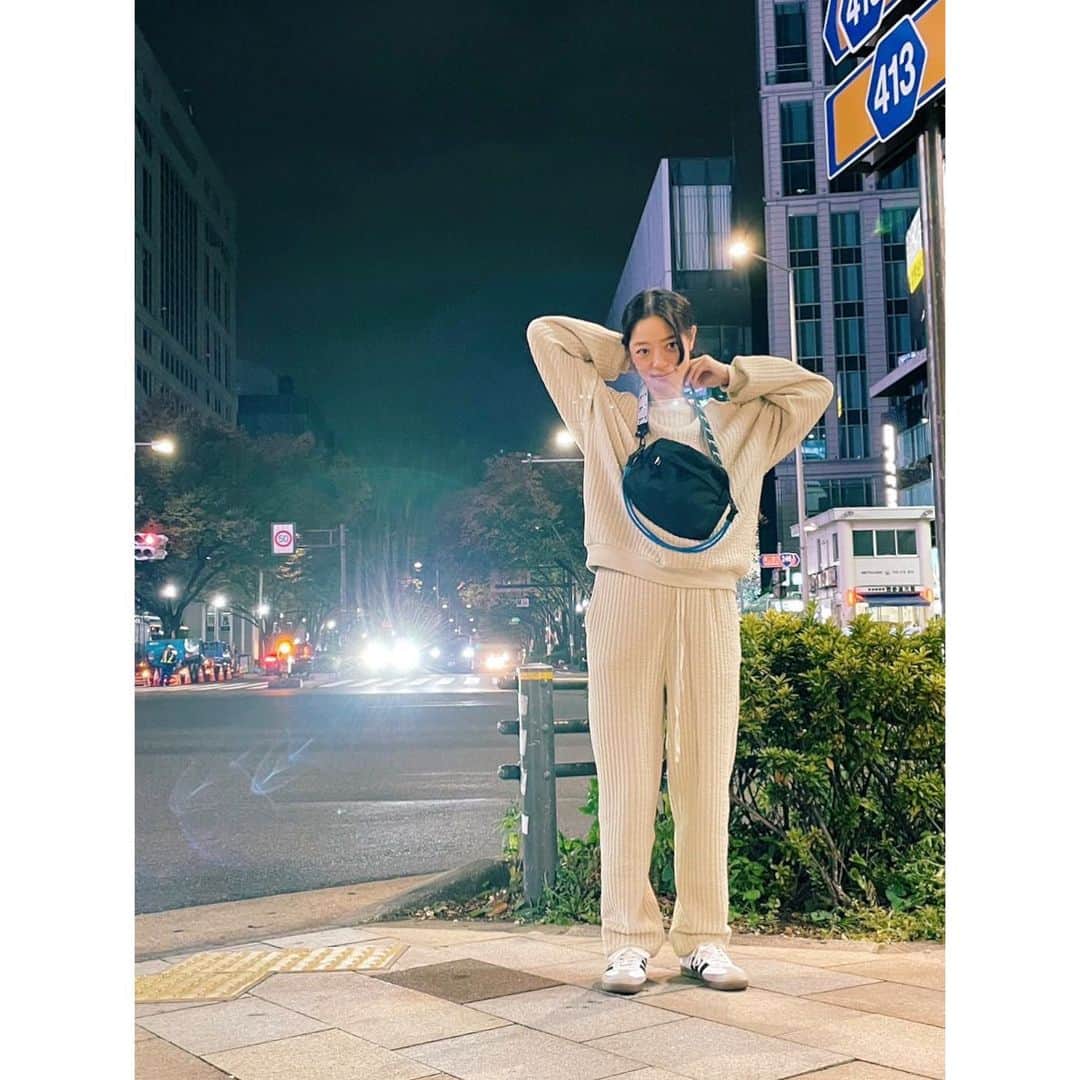 田辺あゆみのインスタグラム：「田辺あゆみちゃんがFREAK’S STOREさんとコラボしたアイテム。写真撮らなければと、ここ数日毎日着てたけど撮れずじまいでしたが、古くからの友人たちとの久しぶりの会合にて本人に会えたので撮ってもらえたし、しみじみ大変良い夜でした。  数日着まくったスウェットの感想をまとめるとしたら、かわいい、軽い、速乾。 バッグも意外と大容量、便利、猫洒落てる。  あゆみさんらしく、とってもゆるやかで着心地のよい便利アイテムばかりなので、ぜひ @freaksstore_official さんでチェックしてみてください☺️」