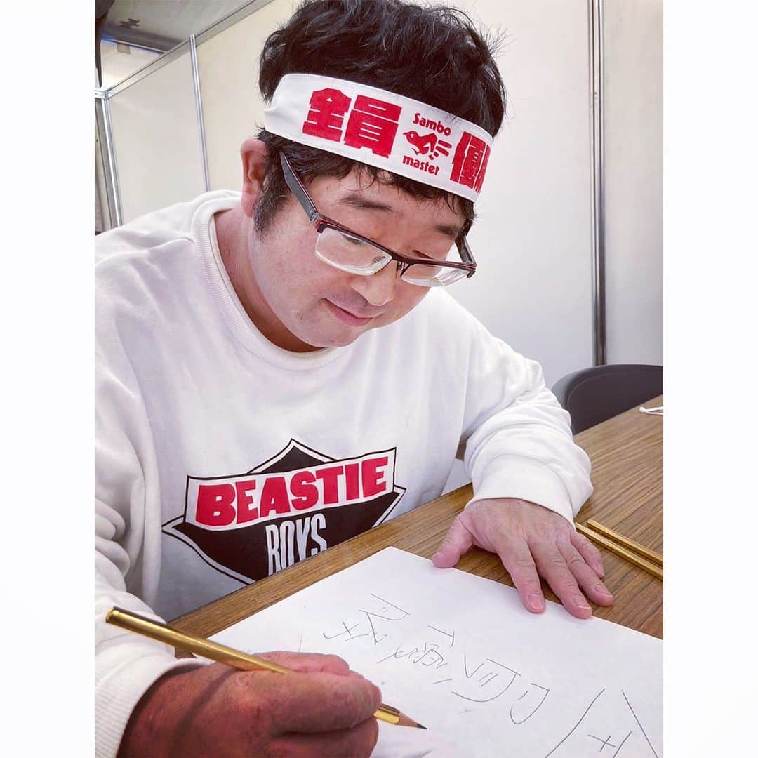 山口隆のインスタグラム：「横浜アリーナワンマンのグッズを身につけて猛勉強中。 #横浜アリーナワンマン #全員優勝 #全国ツアーもよろしくね」