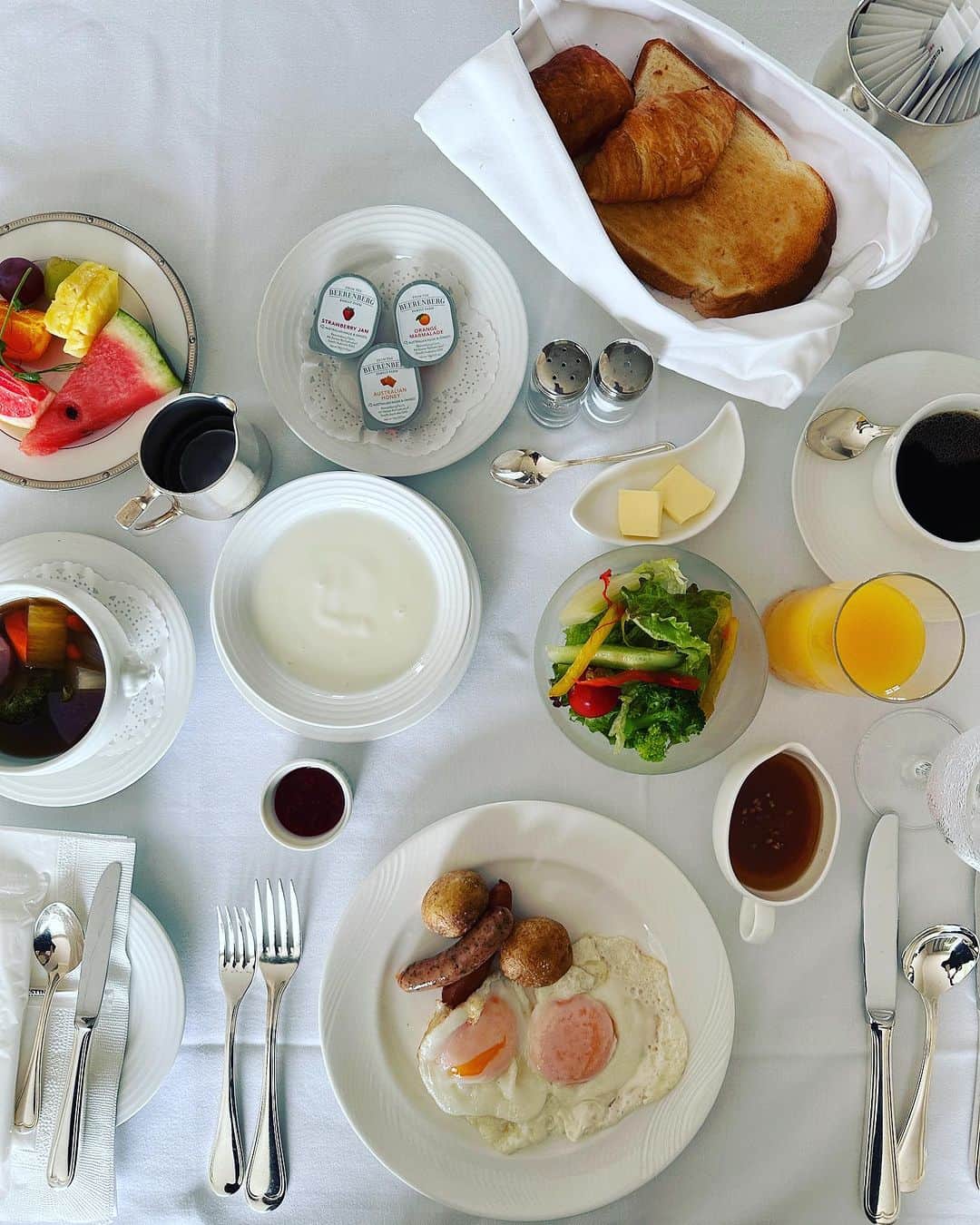春香のインスタグラム：「ホテルの朝食をルームサービスして ひとりで頂く幸せったら、もう😆💛 何かのご褒美だと、信じてます（笑） 卵料理は目玉焼きをオーダー。  大阪出張の美味しい思い出。 @westinosaka  #ウエスティンホテル大阪  ひとり時間を大切にする事で、 思考も気持ちもリフレッシュできます。 日々グルグルと巡る思考にも、あえて休息を与えることも大切ですよね。  皆さん、旅先の朝食は和食派？洋食派？」