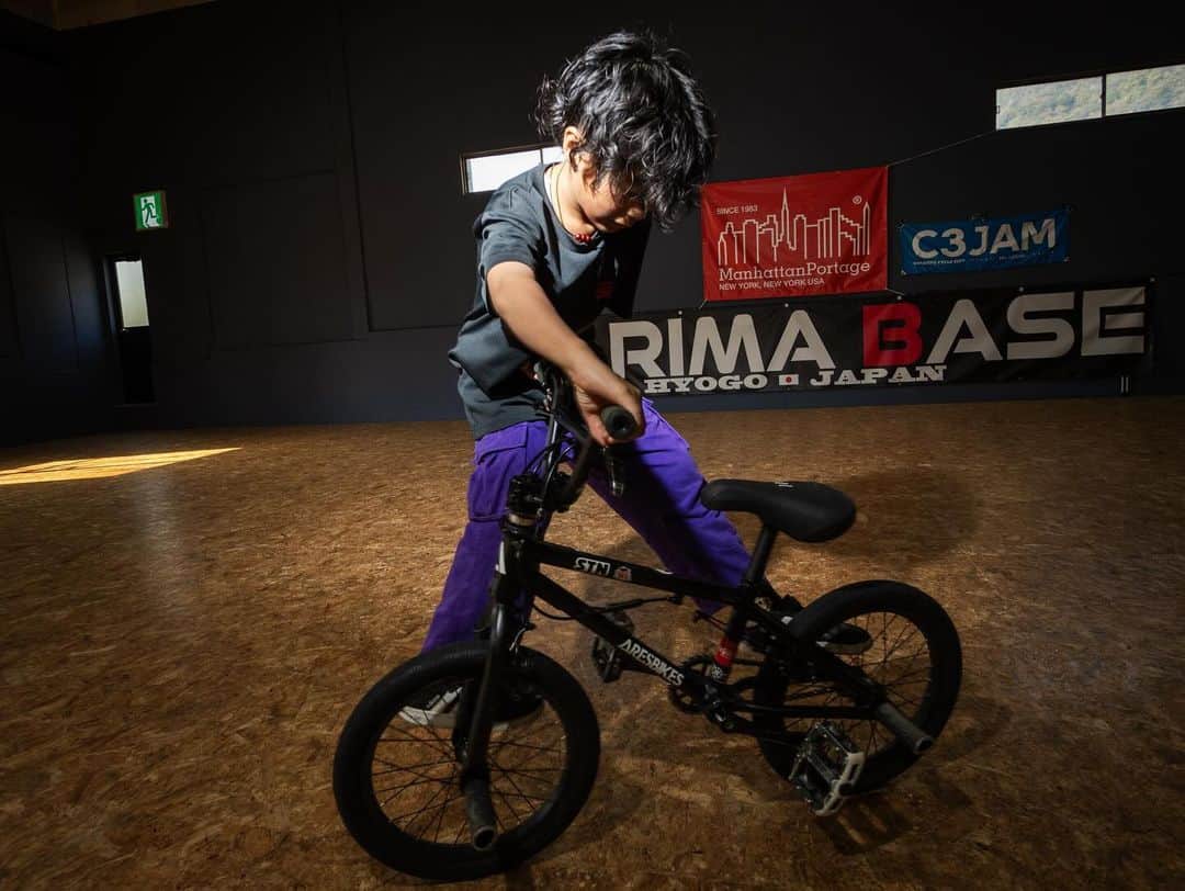 宇野陽介さんのインスタグラム写真 - (宇野陽介Instagram)「BMX 俺も小学生から始めたかった。 シンプルに、こんなに自転車カッコよく乗れる子達は 間違い無く、そのローカルのスター⭐️  #アーバンスポーツ って、カテゴライズでは無く。 BMXは、自由に都会で無くても楽しめるカルチャー。  at @harimabase   #aresbikes #bmx #flatland #c3jamkato #c3jam #加東市 #兵庫県 #加東市観光協会」11月6日 23時12分 - yorkuno
