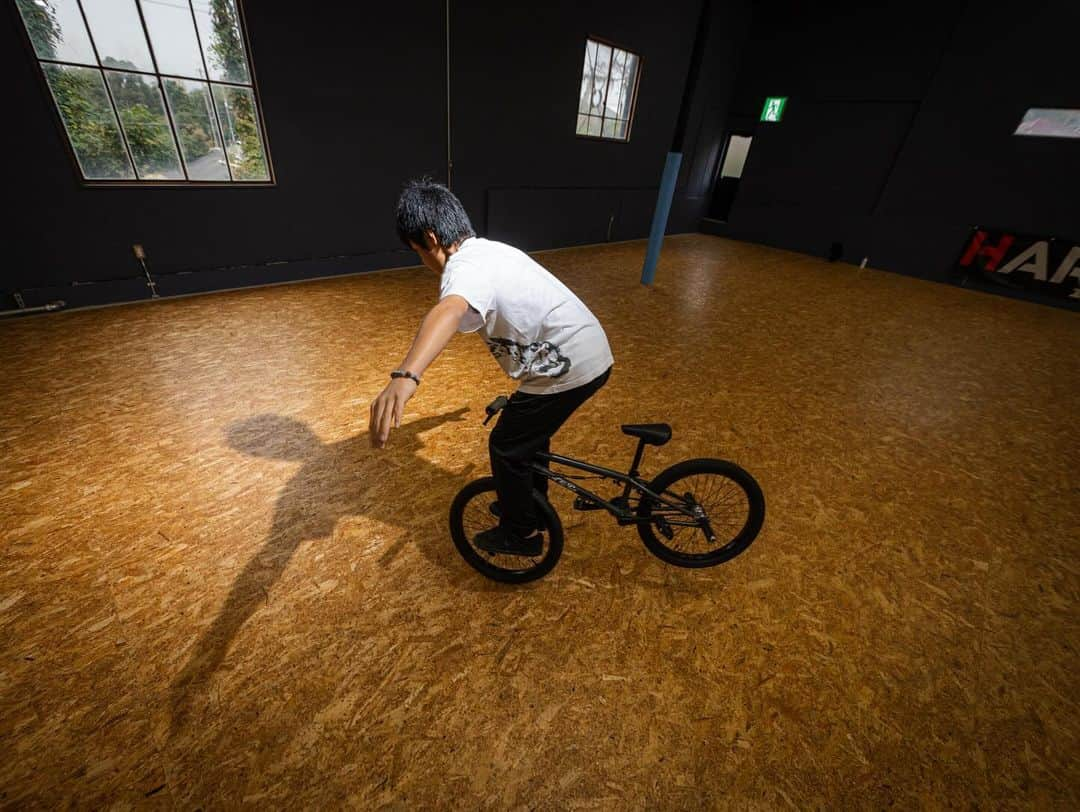 宇野陽介さんのインスタグラム写真 - (宇野陽介Instagram)「BMX 俺も小学生から始めたかった。 シンプルに、こんなに自転車カッコよく乗れる子達は 間違い無く、そのローカルのスター⭐️  #アーバンスポーツ って、カテゴライズでは無く。 BMXは、自由に都会で無くても楽しめるカルチャー。  at @harimabase   #aresbikes #bmx #flatland #c3jamkato #c3jam #加東市 #兵庫県 #加東市観光協会」11月6日 23時12分 - yorkuno