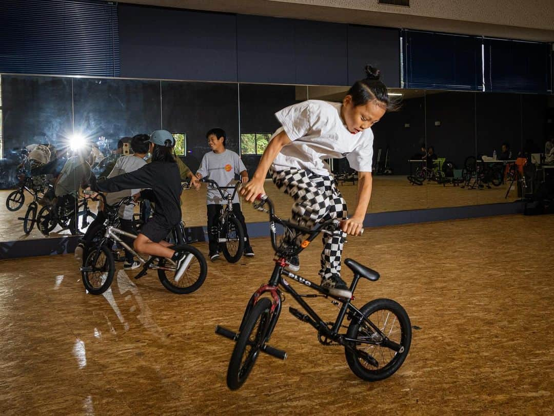 宇野陽介さんのインスタグラム写真 - (宇野陽介Instagram)「BMX 俺も小学生から始めたかった。 シンプルに、こんなに自転車カッコよく乗れる子達は 間違い無く、そのローカルのスター⭐️  #アーバンスポーツ って、カテゴライズでは無く。 BMXは、自由に都会で無くても楽しめるカルチャー。  at @harimabase   #aresbikes #bmx #flatland #c3jamkato #c3jam #加東市 #兵庫県 #加東市観光協会」11月6日 23時12分 - yorkuno