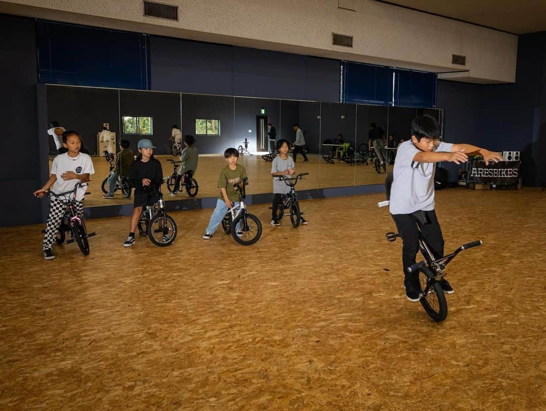 宇野陽介さんのインスタグラム写真 - (宇野陽介Instagram)「BMX 俺も小学生から始めたかった。 シンプルに、こんなに自転車カッコよく乗れる子達は 間違い無く、そのローカルのスター⭐️  #アーバンスポーツ って、カテゴライズでは無く。 BMXは、自由に都会で無くても楽しめるカルチャー。  at @harimabase   #aresbikes #bmx #flatland #c3jamkato #c3jam #加東市 #兵庫県 #加東市観光協会」11月6日 23時12分 - yorkuno