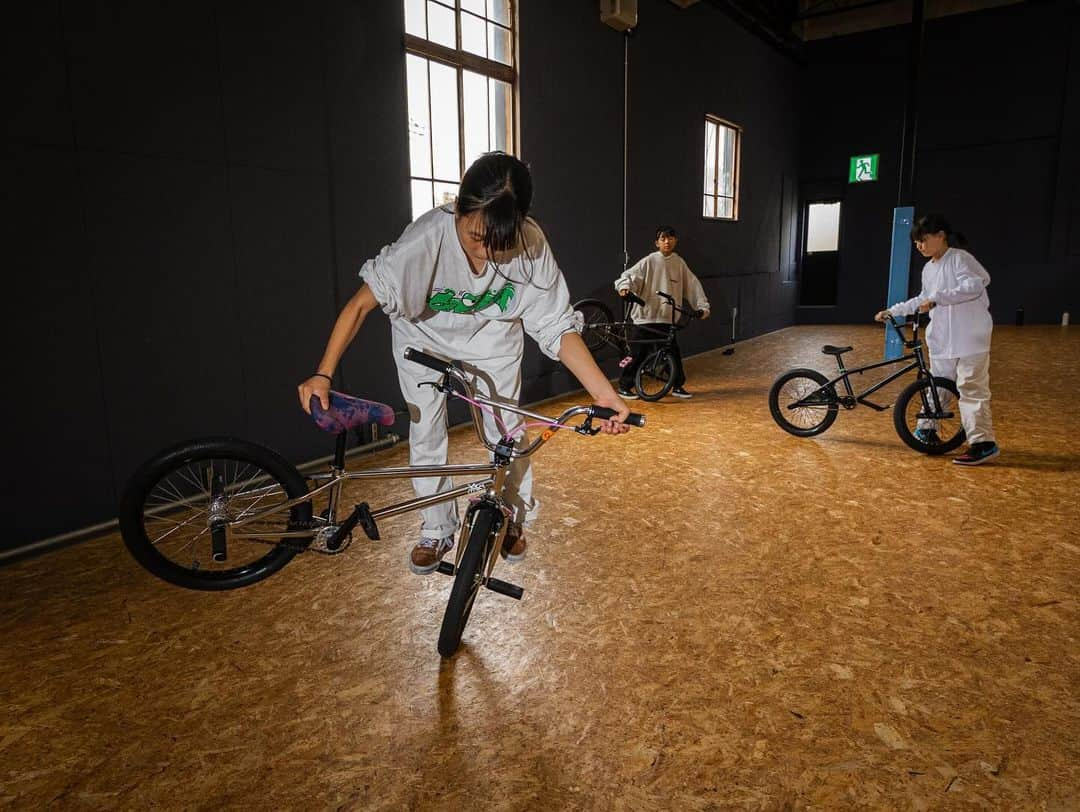 宇野陽介さんのインスタグラム写真 - (宇野陽介Instagram)「BMX 俺も小学生から始めたかった。 シンプルに、こんなに自転車カッコよく乗れる子達は 間違い無く、そのローカルのスター⭐️  #アーバンスポーツ って、カテゴライズでは無く。 BMXは、自由に都会で無くても楽しめるカルチャー。  at @harimabase   #aresbikes #bmx #flatland #c3jamkato #c3jam #加東市 #兵庫県 #加東市観光協会」11月6日 23時12分 - yorkuno