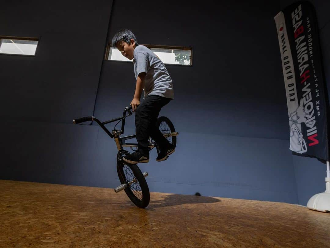 宇野陽介のインスタグラム：「BMX 俺も小学生から始めたかった。 シンプルに、こんなに自転車カッコよく乗れる子達は 間違い無く、そのローカルのスター⭐️  #アーバンスポーツ って、カテゴライズでは無く。 BMXは、自由に都会で無くても楽しめるカルチャー。  at @harimabase   #aresbikes #bmx #flatland #c3jamkato #c3jam #加東市 #兵庫県 #加東市観光協会」