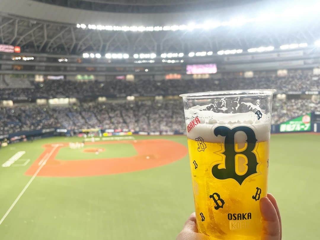 前田彩名のインスタグラム：「時差すぎて、日本シリーズと誤解されませんよう。笑  クライマックスシリーズの オリックスーロッテ戦 (オリックスが日本シリーズ進出を決めた試合です)に、行ってきました。  目の前に座ってた小さな森選手が、 めちゃくちゃ全力で応援してて、 それがもう完璧&可愛いすぎて。 癒された😊  @takabon_n  中西さん、チケットありがとうございました🙏 大阪にいらっしゃる頃に階下にビール溢したりして迷惑かけましたが😂 今回こぼさないように、 トレー用意してくれてた🙏神！ また京セラドームでオリックスの応援が一緒にできて嬉しかったです😊  日本一は逃したけど、 出てくるピッチャーがみんな上手👏 (この日は先発 宮城くん！)  そしてT-岡田がチャンスでちゃんと ヒットを打ったのは胸熱だった‥🥹 誰よりも活躍する姿を期待される愛され選手！  森友哉選手のHRも見られたし！ ロッテのサッカーのようなあの応援も見られたし！ (めちゃめちゃ熱かった)  わたし来季は宗くんのユニフォーム買いますね❤️」