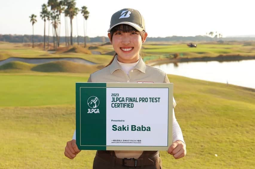 馬場咲希さんのインスタグラム写真 - (馬場咲希Instagram)「【JLPGA Final Pro Test】  合格できました😊  まずはスポンサーの皆様。本当にありがとうございます。皆様のサポートのお陰で、海外の試合にベストな状態で挑戦する事が出来ました。実際に世界トップレベルを肌で感じ、技術面、メンタル面を学び、プロテストに活かしてプレーできた事が合格に繋がったと思います。  そして、JFE瀬戸内海ゴルフ倶楽部の皆様、練習ラウンドから競技終了まで、本当にありがとうございました！暑さなどでグリーンの管理が大変な中、短い期間で素晴らしい状態に仕上げてくれたコースの皆さんには感謝しかありません🙏🏻✨️お陰様で、23個バーディーGET🙈ボギーは11個でしたが、ロングパットと2段グリーンにやられたのでそこは練習します！ キャディの皆さんも本当に親切で面白い方ばかりで緊張感が和らぎました🤤また皆さんと会える日が来ますように😁  1番近くで支えてくれている父には本当に感謝しています。調子が悪い時はバックを担いで何が悪いのかを一緒に考えてくれたり、栄養士さんのアドバイスを参考に食事を作ってくれたり、最高のスポンサーさんを見つけてきてくれたり...。色んな人達と一生懸命話し合いをして常に私が集中してゴルフをできる環境を作ってくれる最強の味方の父がいてくれたからこその今があると思います。これからもよろしくね！！  応援してくれた皆さんありがとうございました😊引き続き応援よろしくお願いします！  #プロテスト  #bridgestone #bridgestonegolf #1piu1uguale3 #trussputter #underarmour #青梅ゴルフ倶楽部 #フォレスト鳴沢ゴルフカントリークラブ #gmg八王子ゴルフ場 #村田忠男 #ゴルフ女子 #ゴルフ #ゴルフ好きな人と繋がりたい #スポーツ #sports #golf」11月6日 23時17分 - teba_.425