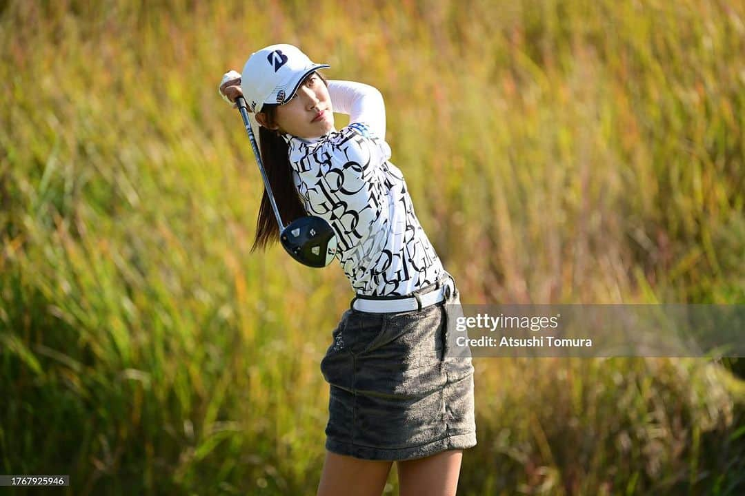 馬場咲希さんのインスタグラム写真 - (馬場咲希Instagram)「【JLPGA Final Pro Test】  合格できました😊  まずはスポンサーの皆様。本当にありがとうございます。皆様のサポートのお陰で、海外の試合にベストな状態で挑戦する事が出来ました。実際に世界トップレベルを肌で感じ、技術面、メンタル面を学び、プロテストに活かしてプレーできた事が合格に繋がったと思います。  そして、JFE瀬戸内海ゴルフ倶楽部の皆様、練習ラウンドから競技終了まで、本当にありがとうございました！暑さなどでグリーンの管理が大変な中、短い期間で素晴らしい状態に仕上げてくれたコースの皆さんには感謝しかありません🙏🏻✨️お陰様で、23個バーディーGET🙈ボギーは11個でしたが、ロングパットと2段グリーンにやられたのでそこは練習します！ キャディの皆さんも本当に親切で面白い方ばかりで緊張感が和らぎました🤤また皆さんと会える日が来ますように😁  1番近くで支えてくれている父には本当に感謝しています。調子が悪い時はバックを担いで何が悪いのかを一緒に考えてくれたり、栄養士さんのアドバイスを参考に食事を作ってくれたり、最高のスポンサーさんを見つけてきてくれたり...。色んな人達と一生懸命話し合いをして常に私が集中してゴルフをできる環境を作ってくれる最強の味方の父がいてくれたからこその今があると思います。これからもよろしくね！！  応援してくれた皆さんありがとうございました😊引き続き応援よろしくお願いします！  #プロテスト  #bridgestone #bridgestonegolf #1piu1uguale3 #trussputter #underarmour #青梅ゴルフ倶楽部 #フォレスト鳴沢ゴルフカントリークラブ #gmg八王子ゴルフ場 #村田忠男 #ゴルフ女子 #ゴルフ #ゴルフ好きな人と繋がりたい #スポーツ #sports #golf」11月6日 23時17分 - teba_.425