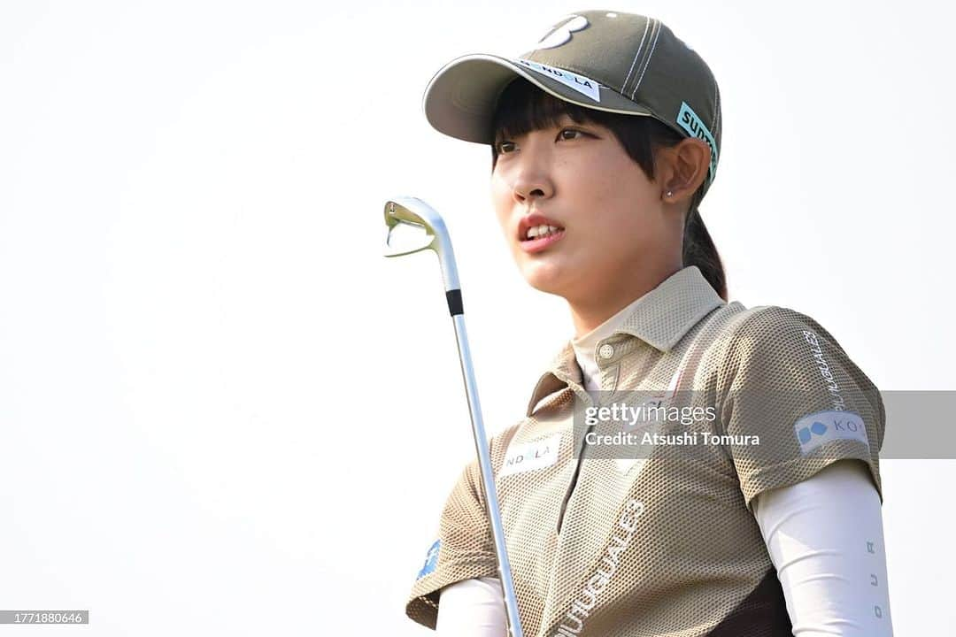 馬場咲希さんのインスタグラム写真 - (馬場咲希Instagram)「【JLPGA Final Pro Test】  合格できました😊  まずはスポンサーの皆様。本当にありがとうございます。皆様のサポートのお陰で、海外の試合にベストな状態で挑戦する事が出来ました。実際に世界トップレベルを肌で感じ、技術面、メンタル面を学び、プロテストに活かしてプレーできた事が合格に繋がったと思います。  そして、JFE瀬戸内海ゴルフ倶楽部の皆様、練習ラウンドから競技終了まで、本当にありがとうございました！暑さなどでグリーンの管理が大変な中、短い期間で素晴らしい状態に仕上げてくれたコースの皆さんには感謝しかありません🙏🏻✨️お陰様で、23個バーディーGET🙈ボギーは11個でしたが、ロングパットと2段グリーンにやられたのでそこは練習します！ キャディの皆さんも本当に親切で面白い方ばかりで緊張感が和らぎました🤤また皆さんと会える日が来ますように😁  1番近くで支えてくれている父には本当に感謝しています。調子が悪い時はバックを担いで何が悪いのかを一緒に考えてくれたり、栄養士さんのアドバイスを参考に食事を作ってくれたり、最高のスポンサーさんを見つけてきてくれたり...。色んな人達と一生懸命話し合いをして常に私が集中してゴルフをできる環境を作ってくれる最強の味方の父がいてくれたからこその今があると思います。これからもよろしくね！！  応援してくれた皆さんありがとうございました😊引き続き応援よろしくお願いします！  #プロテスト  #bridgestone #bridgestonegolf #1piu1uguale3 #trussputter #underarmour #青梅ゴルフ倶楽部 #フォレスト鳴沢ゴルフカントリークラブ #gmg八王子ゴルフ場 #村田忠男 #ゴルフ女子 #ゴルフ #ゴルフ好きな人と繋がりたい #スポーツ #sports #golf」11月6日 23時17分 - teba_.425