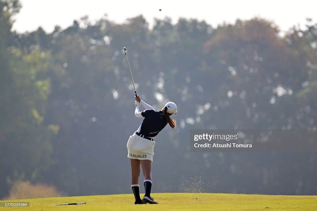 馬場咲希さんのインスタグラム写真 - (馬場咲希Instagram)「【JLPGA Final Pro Test】  合格できました😊  まずはスポンサーの皆様。本当にありがとうございます。皆様のサポートのお陰で、海外の試合にベストな状態で挑戦する事が出来ました。実際に世界トップレベルを肌で感じ、技術面、メンタル面を学び、プロテストに活かしてプレーできた事が合格に繋がったと思います。  そして、JFE瀬戸内海ゴルフ倶楽部の皆様、練習ラウンドから競技終了まで、本当にありがとうございました！暑さなどでグリーンの管理が大変な中、短い期間で素晴らしい状態に仕上げてくれたコースの皆さんには感謝しかありません🙏🏻✨️お陰様で、23個バーディーGET🙈ボギーは11個でしたが、ロングパットと2段グリーンにやられたのでそこは練習します！ キャディの皆さんも本当に親切で面白い方ばかりで緊張感が和らぎました🤤また皆さんと会える日が来ますように😁  1番近くで支えてくれている父には本当に感謝しています。調子が悪い時はバックを担いで何が悪いのかを一緒に考えてくれたり、栄養士さんのアドバイスを参考に食事を作ってくれたり、最高のスポンサーさんを見つけてきてくれたり...。色んな人達と一生懸命話し合いをして常に私が集中してゴルフをできる環境を作ってくれる最強の味方の父がいてくれたからこその今があると思います。これからもよろしくね！！  応援してくれた皆さんありがとうございました😊引き続き応援よろしくお願いします！  #プロテスト  #bridgestone #bridgestonegolf #1piu1uguale3 #trussputter #underarmour #青梅ゴルフ倶楽部 #フォレスト鳴沢ゴルフカントリークラブ #gmg八王子ゴルフ場 #村田忠男 #ゴルフ女子 #ゴルフ #ゴルフ好きな人と繋がりたい #スポーツ #sports #golf」11月6日 23時17分 - teba_.425