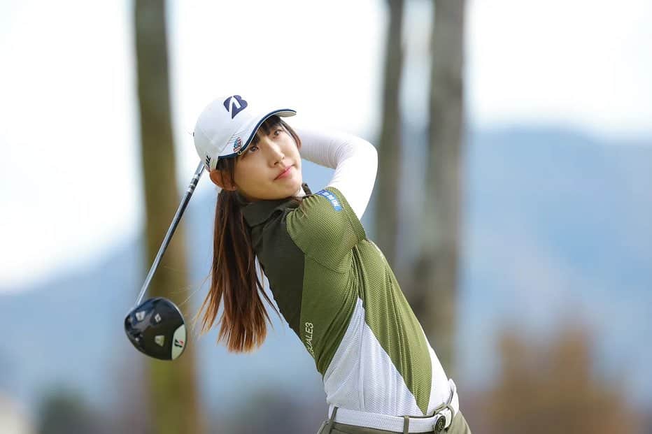 馬場咲希さんのインスタグラム写真 - (馬場咲希Instagram)「【JLPGA Final Pro Test】  合格できました😊  まずはスポンサーの皆様。本当にありがとうございます。皆様のサポートのお陰で、海外の試合にベストな状態で挑戦する事が出来ました。実際に世界トップレベルを肌で感じ、技術面、メンタル面を学び、プロテストに活かしてプレーできた事が合格に繋がったと思います。  そして、JFE瀬戸内海ゴルフ倶楽部の皆様、練習ラウンドから競技終了まで、本当にありがとうございました！暑さなどでグリーンの管理が大変な中、短い期間で素晴らしい状態に仕上げてくれたコースの皆さんには感謝しかありません🙏🏻✨️お陰様で、23個バーディーGET🙈ボギーは11個でしたが、ロングパットと2段グリーンにやられたのでそこは練習します！ キャディの皆さんも本当に親切で面白い方ばかりで緊張感が和らぎました🤤また皆さんと会える日が来ますように😁  1番近くで支えてくれている父には本当に感謝しています。調子が悪い時はバックを担いで何が悪いのかを一緒に考えてくれたり、栄養士さんのアドバイスを参考に食事を作ってくれたり、最高のスポンサーさんを見つけてきてくれたり...。色んな人達と一生懸命話し合いをして常に私が集中してゴルフをできる環境を作ってくれる最強の味方の父がいてくれたからこその今があると思います。これからもよろしくね！！  応援してくれた皆さんありがとうございました😊引き続き応援よろしくお願いします！  #プロテスト  #bridgestone #bridgestonegolf #1piu1uguale3 #trussputter #underarmour #青梅ゴルフ倶楽部 #フォレスト鳴沢ゴルフカントリークラブ #gmg八王子ゴルフ場 #村田忠男 #ゴルフ女子 #ゴルフ #ゴルフ好きな人と繋がりたい #スポーツ #sports #golf」11月6日 23時17分 - teba_.425