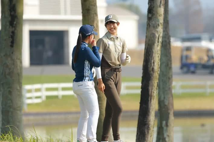 馬場咲希さんのインスタグラム写真 - (馬場咲希Instagram)「【JLPGA Final Pro Test】  合格できました😊  まずはスポンサーの皆様。本当にありがとうございます。皆様のサポートのお陰で、海外の試合にベストな状態で挑戦する事が出来ました。実際に世界トップレベルを肌で感じ、技術面、メンタル面を学び、プロテストに活かしてプレーできた事が合格に繋がったと思います。  そして、JFE瀬戸内海ゴルフ倶楽部の皆様、練習ラウンドから競技終了まで、本当にありがとうございました！暑さなどでグリーンの管理が大変な中、短い期間で素晴らしい状態に仕上げてくれたコースの皆さんには感謝しかありません🙏🏻✨️お陰様で、23個バーディーGET🙈ボギーは11個でしたが、ロングパットと2段グリーンにやられたのでそこは練習します！ キャディの皆さんも本当に親切で面白い方ばかりで緊張感が和らぎました🤤また皆さんと会える日が来ますように😁  1番近くで支えてくれている父には本当に感謝しています。調子が悪い時はバックを担いで何が悪いのかを一緒に考えてくれたり、栄養士さんのアドバイスを参考に食事を作ってくれたり、最高のスポンサーさんを見つけてきてくれたり...。色んな人達と一生懸命話し合いをして常に私が集中してゴルフをできる環境を作ってくれる最強の味方の父がいてくれたからこその今があると思います。これからもよろしくね！！  応援してくれた皆さんありがとうございました😊引き続き応援よろしくお願いします！  #プロテスト  #bridgestone #bridgestonegolf #1piu1uguale3 #trussputter #underarmour #青梅ゴルフ倶楽部 #フォレスト鳴沢ゴルフカントリークラブ #gmg八王子ゴルフ場 #村田忠男 #ゴルフ女子 #ゴルフ #ゴルフ好きな人と繋がりたい #スポーツ #sports #golf」11月6日 23時17分 - teba_.425