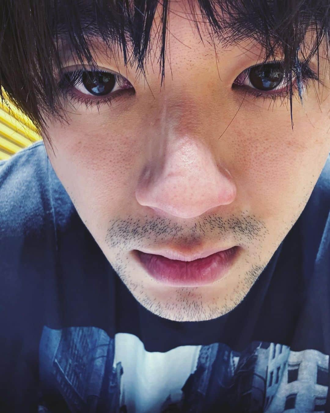 山田裕貴のインスタグラム：「#山田裕貴ANNX ０時から 今夜もよろしくお願いします 今日は酵素風呂からの整骨院だったので #好転反応リラックスふぬけモード です！ 生放送はぶち上げていきます」