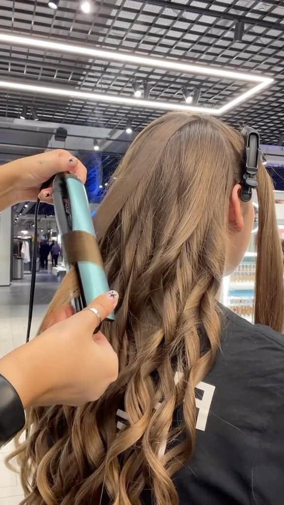 ghd hairのインスタグラム：「Doesn’t get much prettier than platinum+ curls (especially when it’s our limited-edition dreamland colour way🩵💫)   #ghd #ghdhair #ghddreamland #satisfying #haircurling #curlingiron」