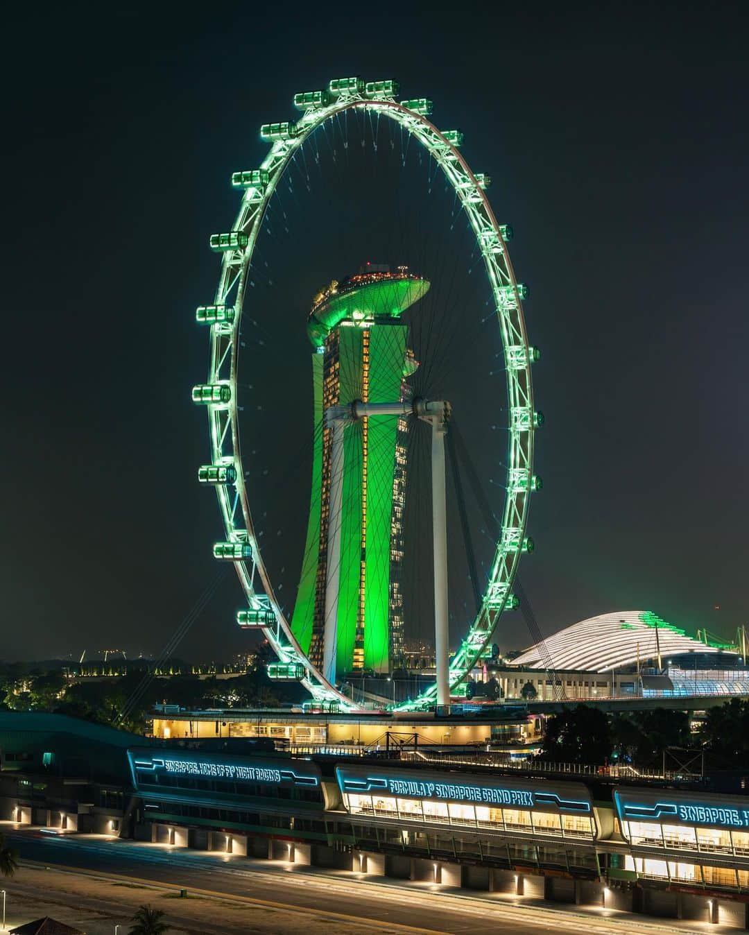 ウィリアム（ケンブリッジ公）さんのインスタグラム写真 - (ウィリアム（ケンブリッジ公）Instagram)「Singapore, green looks good on you 🫶」11月6日 23時20分 - princeandprincessofwales
