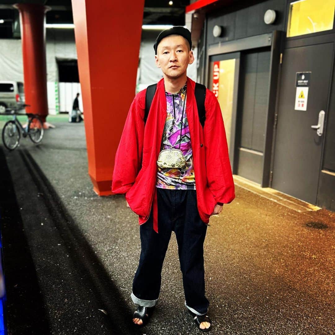 市川刺身のインスタグラム：「今日の服装。 渋谷でラジオ録りからライブからユニットコント稽古の日。  11月なのにの暑さでサイクリングシャツに赤のお気に入りゆったりジャケット。 UNIQLOのデニムに赤ベルト。 ALDIESの黒帽子に黒の便所サンダルで金のがま口とmont-bellのメッシュリュック。  昨日の大移動日の明けて非常に眠い1日でした。 今度行われるやさしいズのタイさんの脚本ユニットコントライブ東京夜光花の稽古を終えてもぐさんと一緒に帰りました。 もぐさんダイエットがんばれ〜！ 高円寺の高架下で撮りました。 明日M-1の3回戦集中して頑張ろう。 もぐさんありがとうございます。  #今日着た服 #ファッション #古着 #ダイエット #集中」