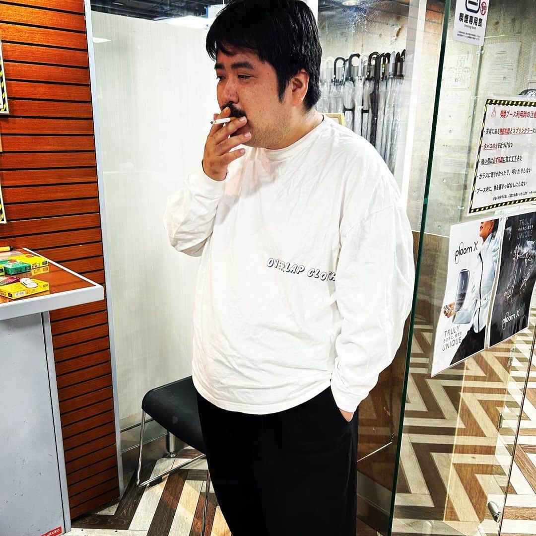 市川刺身さんのインスタグラム写真 - (市川刺身Instagram)「今日の服装。 渋谷でラジオ録りからライブからユニットコント稽古の日。  11月なのにの暑さでサイクリングシャツに赤のお気に入りゆったりジャケット。 UNIQLOのデニムに赤ベルト。 ALDIESの黒帽子に黒の便所サンダルで金のがま口とmont-bellのメッシュリュック。  昨日の大移動日の明けて非常に眠い1日でした。 今度行われるやさしいズのタイさんの脚本ユニットコントライブ東京夜光花の稽古を終えてもぐさんと一緒に帰りました。 もぐさんダイエットがんばれ〜！ 高円寺の高架下で撮りました。 明日M-1の3回戦集中して頑張ろう。 もぐさんありがとうございます。  #今日着た服 #ファッション #古着 #ダイエット #集中」11月6日 23時20分 - soitsudoitsu