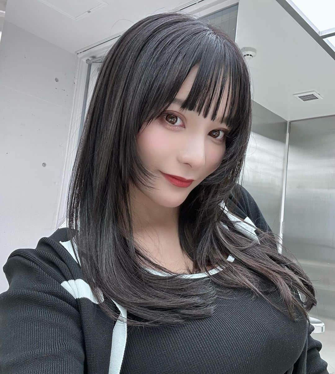 中村雄樹さんのインスタグラム写真 - (中村雄樹Instagram)「ソフトウルフがトレンドinです🫶 姫カットは少し心配、、。そんな方から最近オーダーが増えてる顔まわりのカットです:網紅ヘア🇨🇳 . . . 『10代〜30代限定 指名料サービスcoupon🎟️』 📛レイヤーカット＋高保湿トリートメント  ¥5,500 📛レイヤーカット＋ワンメイクカラー＋高保湿トリートメント ¥9,900 📛レイヤーカット＋デザインブリーチ ¥18,700 ※指名料¥3,300がサービスになります ※カラーメニューは別途ロング料金有 . . . 2023/9/1 New Open REDEAL SHIBUYA. . 中華美人叶う網紅ヘア🇨🇳になれるヘアサロン✂︎ :wang hong hair  . . @redeal_hair  .  ⚪️#ディスコネレイヤーカット ⚪️ . "繋げていない" レイヤーカットを称して ディスコネレイヤーカットと名付けました。  近年ショートスタイルでは定番化していたディスコネ。これをボブ〜ロングに生かしたカットデザインです。 . REDEALではブリーチカラーのお客様も多いのですが、 レイヤーは入れすぎるとハイトーンは特に "中間がパサつく"ので傷んで見えます。 ですがこのレイヤーカットはそれがないです。 . . "繋げてない"からこそのメリットを大きく5つに分けると . ⚪️軽くなり過ぎずに"巻きやすい毛束"を作れる ⚪️"中間がパサつかない"ので傷んで見えない ⚪️全体の"重さ"は残るのでスカスカしない ⚪️繋げないところがあるため工程が少なくカット時間も短い ⚪️後ろにはレイヤーが少ないので寝癖になり辛い . . REDEAL考案の "ディスコネレイヤーカット" 鏡越しの毎朝が楽しみになります。  . . . 🔍REDEAL SHIBUYAのカラーの"こだわり" . こちらにupさせて頂いてるスタイルは基本 "1ブリーチ"での仕上がりが多いです。 理由として、 . . 🔍低温ブリーチでの施術 :当日の施術時間は熱を出さないためにじわじわブリーチ致します . 🔍入念に行う"カウンセリング" 現在の状態と"なりたいイメージ像"の可能かどうかも含めてか擦り合わせてなるべく1ブリーチで理想の仕上がりになる計画を一緒に立てます。 . . . .  . . . . . . . 🟡ご新規のご予約方法🟡 基本はREDEAL SHIBUYA のホットペッパーかお電話よりご予約ください。 . 🟥ホットペッパー （アプリ又はGoogleで大宮REDEAL SHIBUYAで検索） 🟨 📞 03 6416 9152 . ※基本的に営業時間以外もご予約できるのとポイント付くのでホットペッパーを推奨しております . 【お問い合わせ方法】 お電話のみとさせて頂きます。 🟨📞 03 6416 9152 . . . 🟡メニューの選び方🟡 .  【✂︎カット✂︎】 ⚪️ディスコネレイヤーカット 重さを残したレイヤースタイルをされたい方はこちらのメニューを選択してください。 ⚪️トリミングカット 乾いた状態でカットが完結するレベルの毛量調整や毛先の調整の方はこちらがおすすめです。 ⚪️デザインカット 上記２つ以外のショートやボブカット等々ご希望の方はこちらのメニューをお選びください。 . ※基本当日追加可能です✂︎ .  【🎨カラー🎨】 メニューがわからない場合 🔴ブリーチ有メニュー（4〜5時間前後） 🔵ブリーチ無メニュー（2時間前後） どちらかでご予約頂けましたらある程度お時間に限りはござまいすが当日変更等の対応はできますのでご安心ください。その日の気持ちをカウンセリングさせて頂き、ご提案をさせて頂きます  【🌿トリートメント🌿】 基本的に10分前後の施術になります。 事前のご予約、当日の変更も対応可能です。 . . ※施術料はその日の適切な金額をカウンセリングでお伝え致しますのでご安心ください ※ご予約状況でメニュー変更が難しい場合もございますので予めご了承ください . .  . . . REDEAL SHIBUYA . 東京都渋谷区宇田川町3-10 いちごフィエスタ渋谷3階  . 渋谷美容室 カミカリスマ "受賞"ヘアサロン . . . . . . . .  .  #レイヤースタイル #小顔カット #小顔ヘア #アッシュグレー #ワンカール  #中国ヘア #レイヤー #レイヤーカット #ワンホンヘア  #レイヤーカットロング  #ダークトーンカラー #ザクザクレイヤー #ウルフヘア #渋谷美容室 #東京美容室  #ミディアムレイヤー #後毛 #後毛カット #サイドバング #渋谷レイヤーカット  #ロングウルフ #フェイスレイヤー #姫カット #ミディアムウルフ #ウルフカット」11月6日 23時21分 - hanpen_redeal_0815