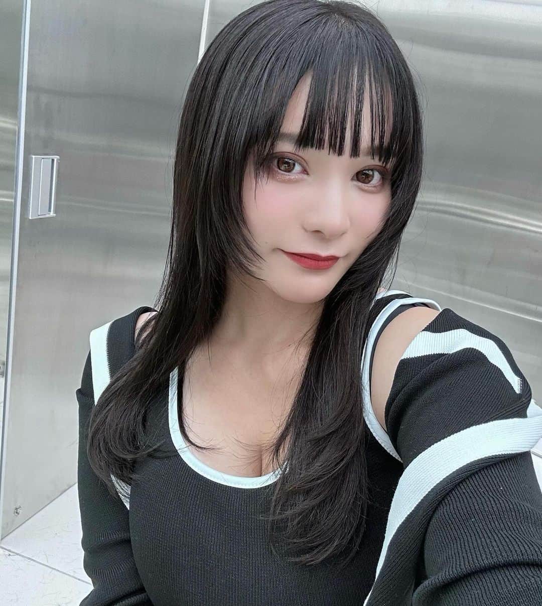 中村雄樹さんのインスタグラム写真 - (中村雄樹Instagram)「ソフトウルフがトレンドinです🫶 姫カットは少し心配、、。そんな方から最近オーダーが増えてる顔まわりのカットです:網紅ヘア🇨🇳 . . . 『10代〜30代限定 指名料サービスcoupon🎟️』 📛レイヤーカット＋高保湿トリートメント  ¥5,500 📛レイヤーカット＋ワンメイクカラー＋高保湿トリートメント ¥9,900 📛レイヤーカット＋デザインブリーチ ¥18,700 ※指名料¥3,300がサービスになります ※カラーメニューは別途ロング料金有 . . . 2023/9/1 New Open REDEAL SHIBUYA. . 中華美人叶う網紅ヘア🇨🇳になれるヘアサロン✂︎ :wang hong hair  . . @redeal_hair  .  ⚪️#ディスコネレイヤーカット ⚪️ . "繋げていない" レイヤーカットを称して ディスコネレイヤーカットと名付けました。  近年ショートスタイルでは定番化していたディスコネ。これをボブ〜ロングに生かしたカットデザインです。 . REDEALではブリーチカラーのお客様も多いのですが、 レイヤーは入れすぎるとハイトーンは特に "中間がパサつく"ので傷んで見えます。 ですがこのレイヤーカットはそれがないです。 . . "繋げてない"からこそのメリットを大きく5つに分けると . ⚪️軽くなり過ぎずに"巻きやすい毛束"を作れる ⚪️"中間がパサつかない"ので傷んで見えない ⚪️全体の"重さ"は残るのでスカスカしない ⚪️繋げないところがあるため工程が少なくカット時間も短い ⚪️後ろにはレイヤーが少ないので寝癖になり辛い . . REDEAL考案の "ディスコネレイヤーカット" 鏡越しの毎朝が楽しみになります。  . . . 🔍REDEAL SHIBUYAのカラーの"こだわり" . こちらにupさせて頂いてるスタイルは基本 "1ブリーチ"での仕上がりが多いです。 理由として、 . . 🔍低温ブリーチでの施術 :当日の施術時間は熱を出さないためにじわじわブリーチ致します . 🔍入念に行う"カウンセリング" 現在の状態と"なりたいイメージ像"の可能かどうかも含めてか擦り合わせてなるべく1ブリーチで理想の仕上がりになる計画を一緒に立てます。 . . . .  . . . . . . . 🟡ご新規のご予約方法🟡 基本はREDEAL SHIBUYA のホットペッパーかお電話よりご予約ください。 . 🟥ホットペッパー （アプリ又はGoogleで大宮REDEAL SHIBUYAで検索） 🟨 📞 03 6416 9152 . ※基本的に営業時間以外もご予約できるのとポイント付くのでホットペッパーを推奨しております . 【お問い合わせ方法】 お電話のみとさせて頂きます。 🟨📞 03 6416 9152 . . . 🟡メニューの選び方🟡 .  【✂︎カット✂︎】 ⚪️ディスコネレイヤーカット 重さを残したレイヤースタイルをされたい方はこちらのメニューを選択してください。 ⚪️トリミングカット 乾いた状態でカットが完結するレベルの毛量調整や毛先の調整の方はこちらがおすすめです。 ⚪️デザインカット 上記２つ以外のショートやボブカット等々ご希望の方はこちらのメニューをお選びください。 . ※基本当日追加可能です✂︎ .  【🎨カラー🎨】 メニューがわからない場合 🔴ブリーチ有メニュー（4〜5時間前後） 🔵ブリーチ無メニュー（2時間前後） どちらかでご予約頂けましたらある程度お時間に限りはござまいすが当日変更等の対応はできますのでご安心ください。その日の気持ちをカウンセリングさせて頂き、ご提案をさせて頂きます  【🌿トリートメント🌿】 基本的に10分前後の施術になります。 事前のご予約、当日の変更も対応可能です。 . . ※施術料はその日の適切な金額をカウンセリングでお伝え致しますのでご安心ください ※ご予約状況でメニュー変更が難しい場合もございますので予めご了承ください . .  . . . REDEAL SHIBUYA . 東京都渋谷区宇田川町3-10 いちごフィエスタ渋谷3階  . 渋谷美容室 カミカリスマ "受賞"ヘアサロン . . . . . . . .  .  #レイヤースタイル #小顔カット #小顔ヘア #アッシュグレー #ワンカール  #中国ヘア #レイヤー #レイヤーカット #ワンホンヘア  #レイヤーカットロング  #ダークトーンカラー #ザクザクレイヤー #ウルフヘア #渋谷美容室 #東京美容室  #ミディアムレイヤー #後毛 #後毛カット #サイドバング #渋谷レイヤーカット  #ロングウルフ #フェイスレイヤー #姫カット #ミディアムウルフ #ウルフカット」11月6日 23時21分 - hanpen_redeal_0815