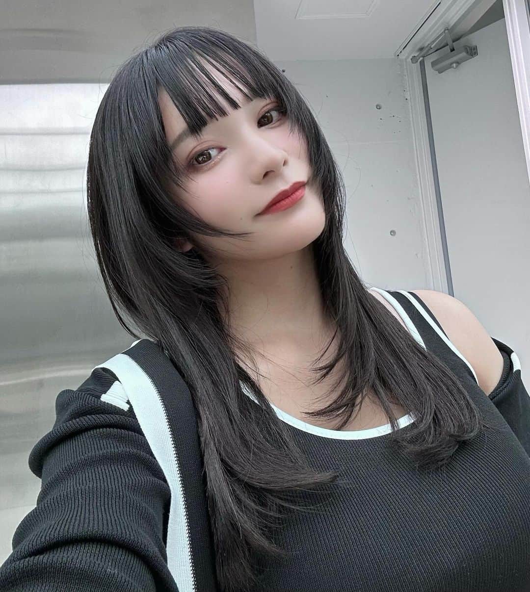 中村雄樹のインスタグラム：「ソフトウルフがトレンドinです🫶 姫カットは少し心配、、。そんな方から最近オーダーが増えてる顔まわりのカットです:網紅ヘア🇨🇳 . . . 『10代〜30代限定 指名料サービスcoupon🎟️』 📛レイヤーカット＋高保湿トリートメント  ¥5,500 📛レイヤーカット＋ワンメイクカラー＋高保湿トリートメント ¥9,900 📛レイヤーカット＋デザインブリーチ ¥18,700 ※指名料¥3,300がサービスになります ※カラーメニューは別途ロング料金有 . . . 2023/9/1 New Open REDEAL SHIBUYA. . 中華美人叶う網紅ヘア🇨🇳になれるヘアサロン✂︎ :wang hong hair  . . @redeal_hair  .  ⚪️#ディスコネレイヤーカット ⚪️ . "繋げていない" レイヤーカットを称して ディスコネレイヤーカットと名付けました。  近年ショートスタイルでは定番化していたディスコネ。これをボブ〜ロングに生かしたカットデザインです。 . REDEALではブリーチカラーのお客様も多いのですが、 レイヤーは入れすぎるとハイトーンは特に "中間がパサつく"ので傷んで見えます。 ですがこのレイヤーカットはそれがないです。 . . "繋げてない"からこそのメリットを大きく5つに分けると . ⚪️軽くなり過ぎずに"巻きやすい毛束"を作れる ⚪️"中間がパサつかない"ので傷んで見えない ⚪️全体の"重さ"は残るのでスカスカしない ⚪️繋げないところがあるため工程が少なくカット時間も短い ⚪️後ろにはレイヤーが少ないので寝癖になり辛い . . REDEAL考案の "ディスコネレイヤーカット" 鏡越しの毎朝が楽しみになります。  . . . 🔍REDEAL SHIBUYAのカラーの"こだわり" . こちらにupさせて頂いてるスタイルは基本 "1ブリーチ"での仕上がりが多いです。 理由として、 . . 🔍低温ブリーチでの施術 :当日の施術時間は熱を出さないためにじわじわブリーチ致します . 🔍入念に行う"カウンセリング" 現在の状態と"なりたいイメージ像"の可能かどうかも含めてか擦り合わせてなるべく1ブリーチで理想の仕上がりになる計画を一緒に立てます。 . . . .  . . . . . . . 🟡ご新規のご予約方法🟡 基本はREDEAL SHIBUYA のホットペッパーかお電話よりご予約ください。 . 🟥ホットペッパー （アプリ又はGoogleで大宮REDEAL SHIBUYAで検索） 🟨 📞 03 6416 9152 . ※基本的に営業時間以外もご予約できるのとポイント付くのでホットペッパーを推奨しております . 【お問い合わせ方法】 お電話のみとさせて頂きます。 🟨📞 03 6416 9152 . . . 🟡メニューの選び方🟡 .  【✂︎カット✂︎】 ⚪️ディスコネレイヤーカット 重さを残したレイヤースタイルをされたい方はこちらのメニューを選択してください。 ⚪️トリミングカット 乾いた状態でカットが完結するレベルの毛量調整や毛先の調整の方はこちらがおすすめです。 ⚪️デザインカット 上記２つ以外のショートやボブカット等々ご希望の方はこちらのメニューをお選びください。 . ※基本当日追加可能です✂︎ .  【🎨カラー🎨】 メニューがわからない場合 🔴ブリーチ有メニュー（4〜5時間前後） 🔵ブリーチ無メニュー（2時間前後） どちらかでご予約頂けましたらある程度お時間に限りはござまいすが当日変更等の対応はできますのでご安心ください。その日の気持ちをカウンセリングさせて頂き、ご提案をさせて頂きます  【🌿トリートメント🌿】 基本的に10分前後の施術になります。 事前のご予約、当日の変更も対応可能です。 . . ※施術料はその日の適切な金額をカウンセリングでお伝え致しますのでご安心ください ※ご予約状況でメニュー変更が難しい場合もございますので予めご了承ください . .  . . . REDEAL SHIBUYA . 東京都渋谷区宇田川町3-10 いちごフィエスタ渋谷3階  . 渋谷美容室 カミカリスマ "受賞"ヘアサロン . . . . . . . .  .  #レイヤースタイル #小顔カット #小顔ヘア #アッシュグレー #ワンカール  #中国ヘア #レイヤー #レイヤーカット #ワンホンヘア  #レイヤーカットロング  #ダークトーンカラー #ザクザクレイヤー #ウルフヘア #渋谷美容室 #東京美容室  #ミディアムレイヤー #後毛 #後毛カット #サイドバング #渋谷レイヤーカット  #ロングウルフ #フェイスレイヤー #姫カット #ミディアムウルフ #ウルフカット」