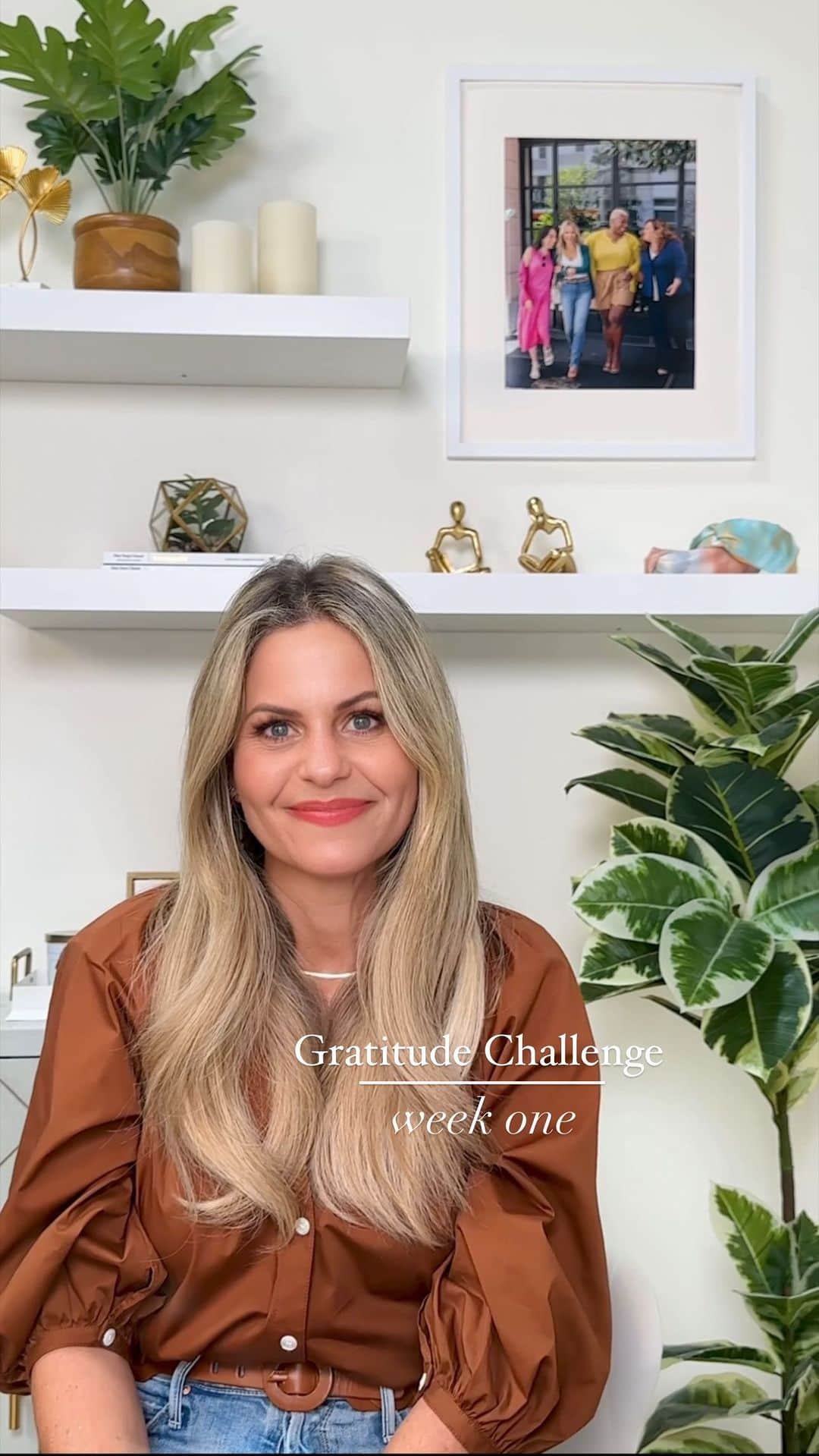 キャンディス・キャメロン・ブレのインスタグラム：「JOIN IN and ride the wave of gratitude with me as we enter into this season of thanksgiving 🌊🍂🙏🏼 It’s amazing how just starting your day with gratitude can change your entire perspective in general.  My first 3 things I am grateful for are : ✨ A job that I love ✨ Incredible food that I get to enjoy, mainly made by my husband ✨ THIS COMMUNITY  The 3 people I am choosing to tag to start my wave is… @liz_dalicandro + @andrearegalado + @grace_strobel   NOW ITS YOUR TURN! Here’s what to do— • creat a post— it can be a video, or a photo on your own page or on your story • tell me 3 things you are grateful for • tag 3 people to challenge to do the same • tag me!! I want to see it all, so make sure to tag me 💛」