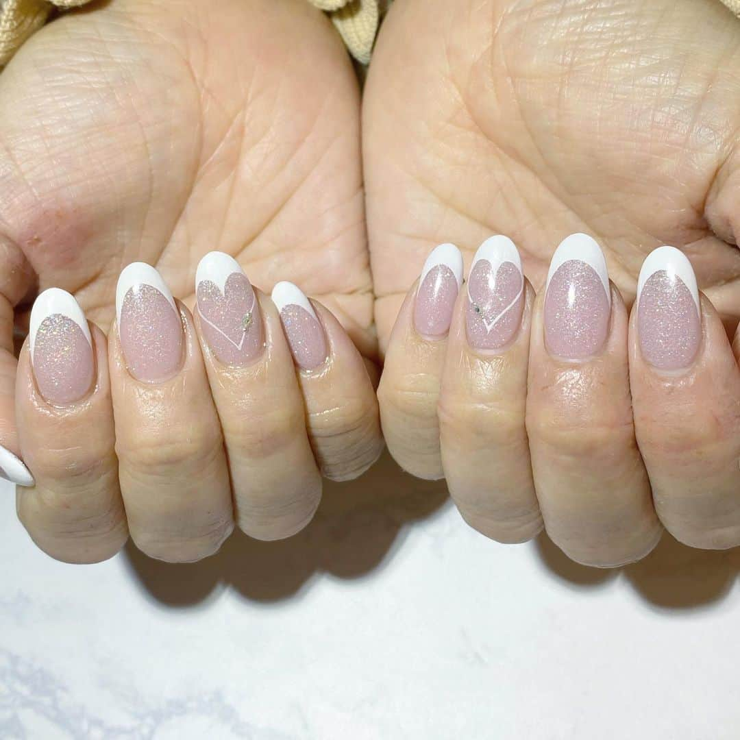 黒崎えり子のインスタグラム：「French Nails♡  フレンチ×ハートのデザイン大人気です❤️ 可愛いのが好きだけど甘くなりすぎないハートフレンチは、大人女子にオススメ♪  #erikonail #nails #nailart #naildesign #frenchnails #french #glitternails #heartnails #ネイル #ネイルアート #ネイルデザイン #ナチュラルネイル #大人ネイル #フレンチネイル #フレンチ #お洒落ネイル #ハートネイル #ラメネイル #キラキラネイル #上品ネイル #大人可愛いネイル #大人可愛い #表参道ネイルサロン #表参道 #erikonail淡路桜子」