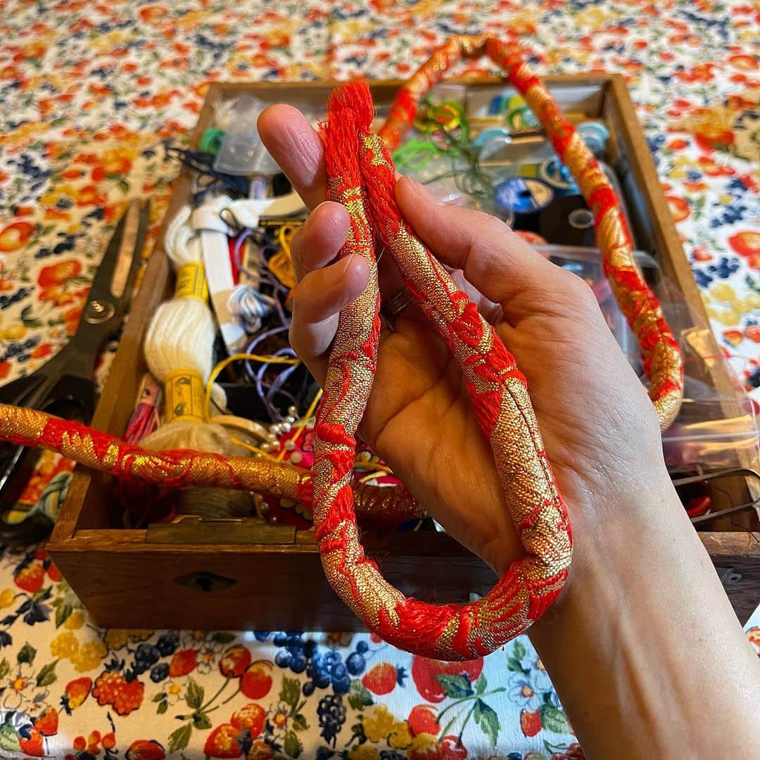 池田有希子さんのインスタグラム写真 - (池田有希子Instagram)「夜の魔女活動、骨董市で買った激安帯締めでいねちゃんの首輪を作りました。もう何付けたって似合うし可愛いです❤🔥」11月6日 23時30分 - yukikoikeda