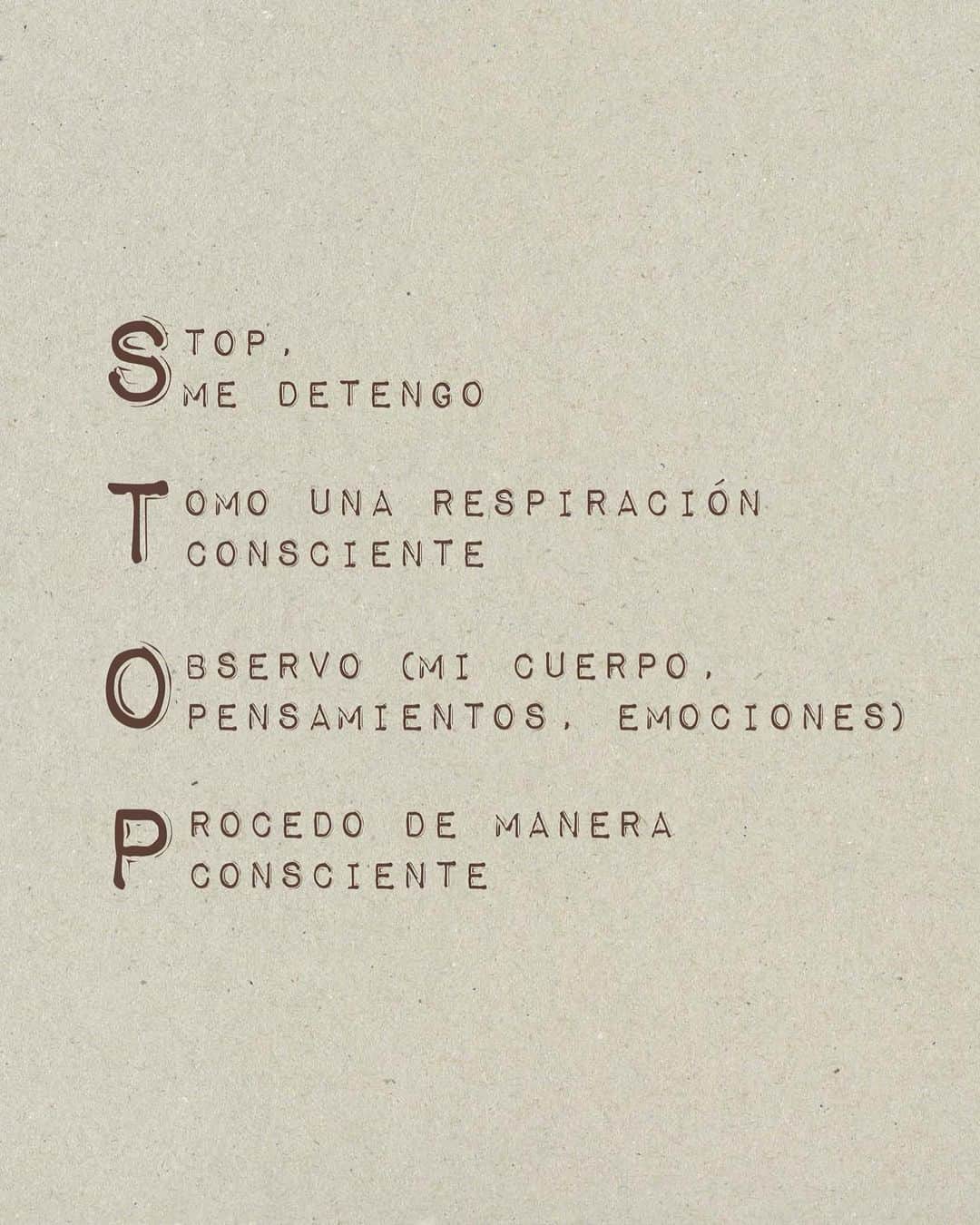 エマニュエラ・デ・パウラのインスタグラム：「Starting the week taking time to breath, listen to my body and mind. 💭 Começando a semana tirando um tempo para respirar, ouvir meu corpo e mente.」
