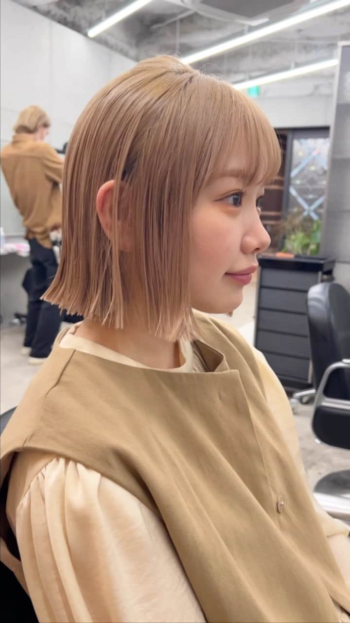 兼井遼のインスタグラム：「綺麗なラインのボブ＊  柔らかくほつれるヘア😌  ツヤのある 暗くても透明のある カラーならお任せください☺️  11月のご予約も まだまだお取りできます🙇🏻  ご質問などは コメントにてお問い合わせください！😌  #ケアカラー  #ヘアアレンジ  #ケアダブルカラー  #巻き方  #髪質改善カラー  #イルミナカラー  #ミルクティーベージュ #グレージュ  #ケアブリーチ  #ハイライトカラー  #ハイトーンカラー  #ブリーチ  #ダブルカラー   #インナーカラー  #オリーブアッシュ  #グラデーションカラー  #グレージュカラー  #ツヤトーン  #パーマ  #艶髪  #外国人風  #髪質改善トリートメント  #くびれヘア  #シースルーバング  #髪質改善  #ラベンダーグレージュ  #オリーブグレージュ  #トリートメント  #ヘアアクセサリー　#インナーハイライト」