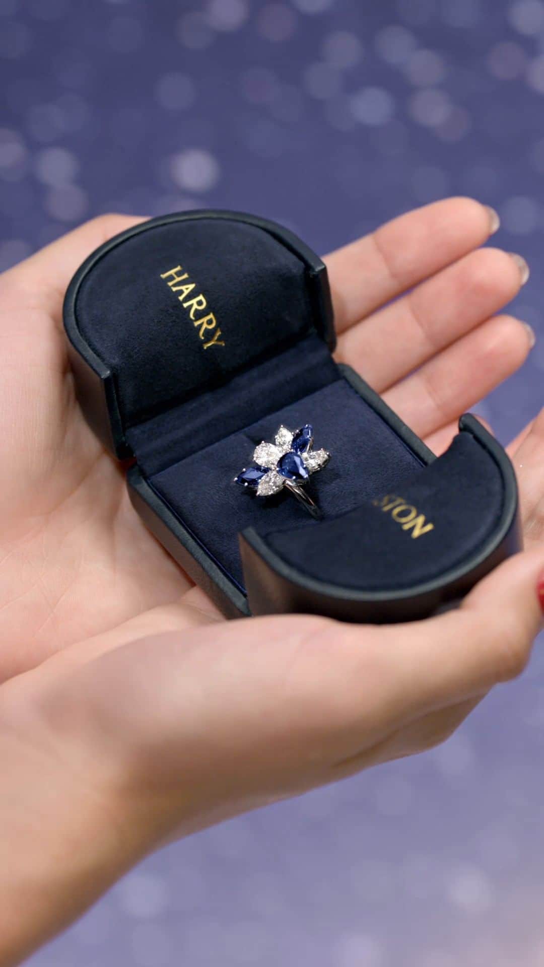 ハリー・ウィンストンのインスタグラム：「Unwrapping a box of sparkling jewels from Harry Winston inspires smiles and spreads holiday cheer. The perfect presents await—link in bio. #WinstonCluster #WinstonWishes #HarryWinston」