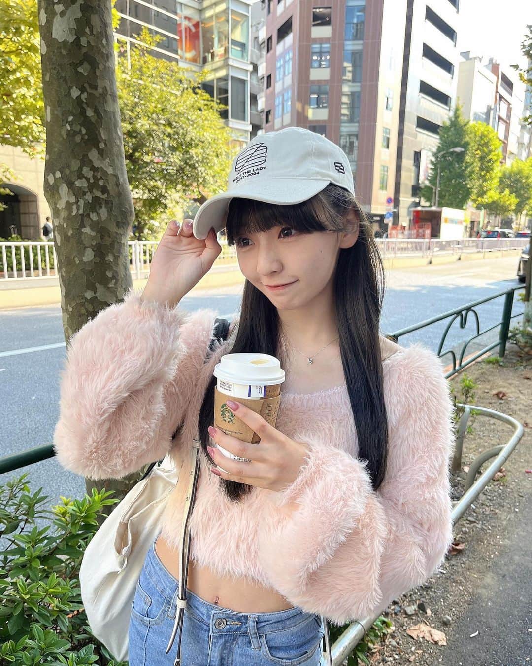 のインスタグラム：「こういうもふもふ大好き  #meltthelady #シュエラテ  #アイドル前髪 #ロングヘア #暗髪  #ニット #シャギーニット  #スタバ」