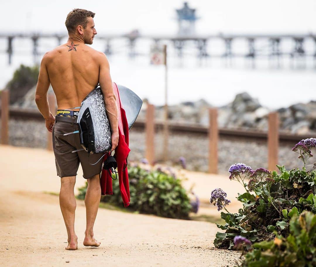 ケン・ロックゼンのインスタグラム：「A surf with some friends sounds dreamy right now!  📸 @maddogboris」