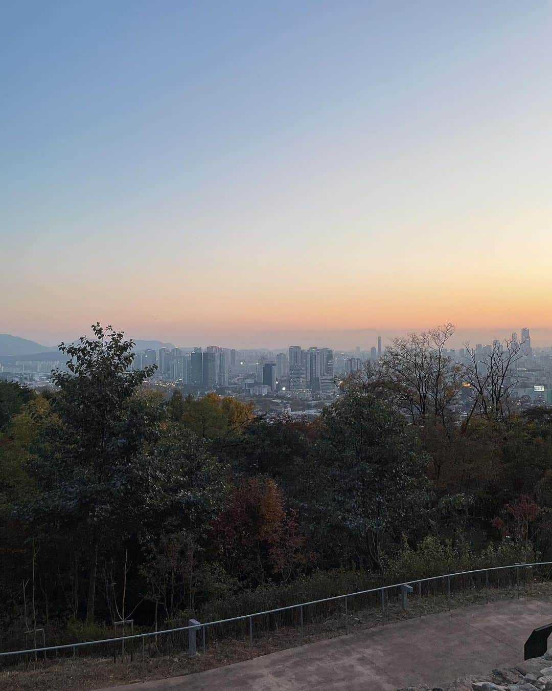 李到華さんのインスタグラム写真 - (李到華Instagram)「사람많다 #남산 바글바글 👫🍂」11月6日 23時42分 - ah____rim