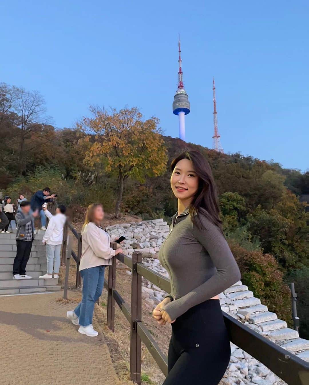 李到華のインスタグラム：「사람많다 #남산 바글바글 👫🍂」