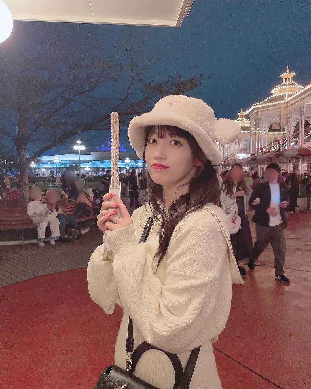 璃乃のインスタグラム：「この時期のチョコレートチュロス🍫本当好き🎄  #アイドル #グラビア #グラビアアイドル #idol #日本 #偶像 #japan #japanesegirl #follow #followme #セルカ #映え #メイク #ヘアアレンジ #韓国ヘア #かわいい #snidel #grail #プチプラコーデ #グレイル #frayid #usagionline #instagram #instagood #disney #ディズニーランド #クリスマスディズニー #xmas #ビジョビ #クリスマスメニュー」