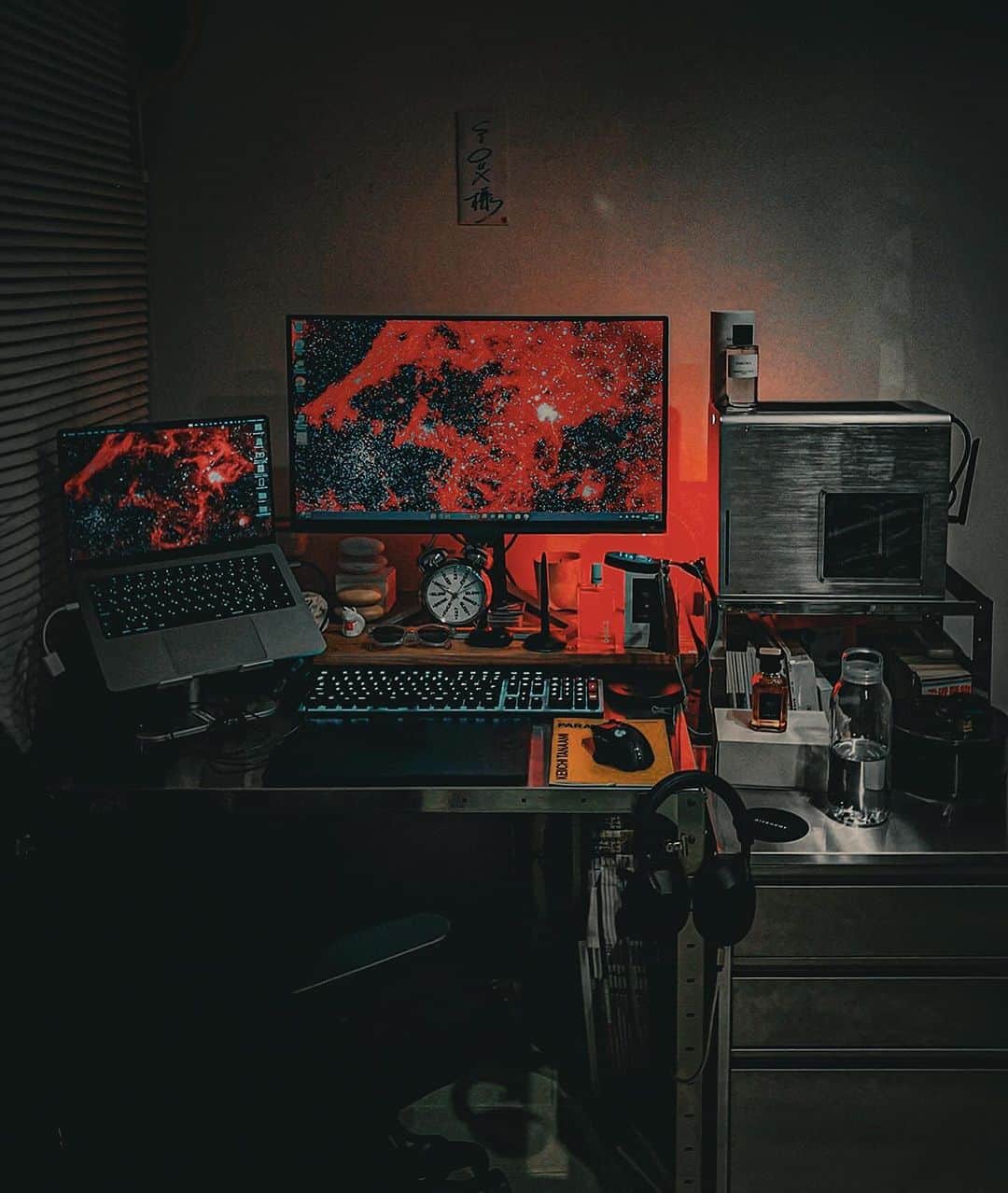 si ouxのインスタグラム：「自作ゲーミングPC入りました！あえて光らせず謎の鉄のかたまりな感じにしました。 キーボードのボディもアルミなんですよ、、 小窓がある箱にしたからやっぱりなにか光らせたくなってきたな  デスク周りが整ってきて嬉しいぞ。 . . . . ⏬参考までに仕様を記しておきます 電源ユニット：玄人志向 KRPW-BK650W/85+ (650W) マザボ：ASRock B550M Pro4 (B550 AM4 MicroATX) グラボ：玄人志向 GG-RTX3060Ti-E8GB/DF/LHR (GeForce RTX 3060 Ti 8GB) LHR版 SSD：KIOXIA SSD-CK1.0N3PG2/J (M.2 2280 1TB) CPUクーラー：DEEPCOOL AK400 R-AK400-BKNNMN-G-1 CPU：AMD Ryzen 7 5700X BOX メモリー：CFD W4U3200CS-16G (DDR4 PC4-25600 16GB 2枚組) ケース：RAIJINTEK STYX-SILVER-WINDOW 無線LAN子機：Yirui B09YXR11RK モニター：BenQ MOBIUZ EX2710S マウス：Logicool G502WL キーボード：Logicool G413rSV」