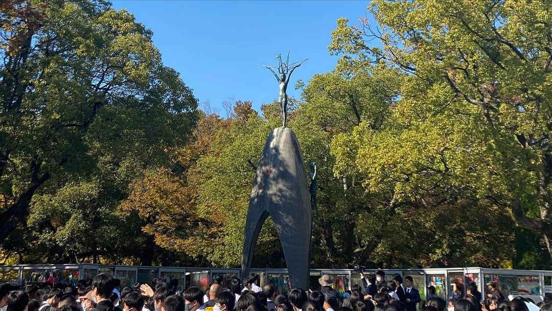 林田岬優さんのインスタグラム写真 - (林田岬優Instagram)「先日、広島へ行きました。  日々、沢山の人たちが攻撃を受け 犠牲になっているのを見て 何もすることができないもどかしさと共に 居ても立っても居られない気持ちになり 行ってきました。  毎日の生活は続いていて、 やらなきゃいけないことは沢山あるけれど。  同じように核で苦しめられている世界の現状を 見て見ぬふりをすることができませんでした。  小中学生の子どもたちが、原爆の子の像の前で、 今世界では戦争が起こっている、僕たちは平和を祈り続けますと声をあげていました。 その同じくらいの歳の子どもたちが毎日苦しめられている現実や、子どもだけではなく、無実な人たちが、爆撃によって殺されていること。  その怖さを再確認し、知っておかなければいけないと思いましたし、目を背けてはいけない現実だと思います。  本当に、もう、やめてほしい。 大切な、大切な、ひとつしかない命を、 核という無意味なもので、壊し、何が得られるんだろう。  私も小中学生の子達と一緒に、お祈りしました。  世界がいつか変わることを。  今は、お祈りしかできないことに悔しさを感じながら。  I went to Hiroshima.  I saw so many people being attacked and sacrificed every day. I felt frustrated that I could not do anything, I felt like I could not stand still and I went there.  Everyday my daily life is going on, I have many things to do, but I could not turn a blind eye to the current situation in the world, which is also suffering from nuclear weapons.  In front of the statue of the Children of the Atomic Bomb,elementary and junior high school students said that there is a war going on in the world right now and we will continue to pray for peace.  The children are suffering every day,not only children but also innocent people are being killed by the bombings and  lost their precious family.  We have to reaffirm and know the fear of it and can't turn our eyes away from this reality.  I really wish it would stop. What will be gained by destroying only precious life with so meaningless nuclear weapons?  I prayed with the children. "That one day the world will change" Feeling frustrated that all I could do was pray...」11月6日 23時34分 - miyu_hayashida