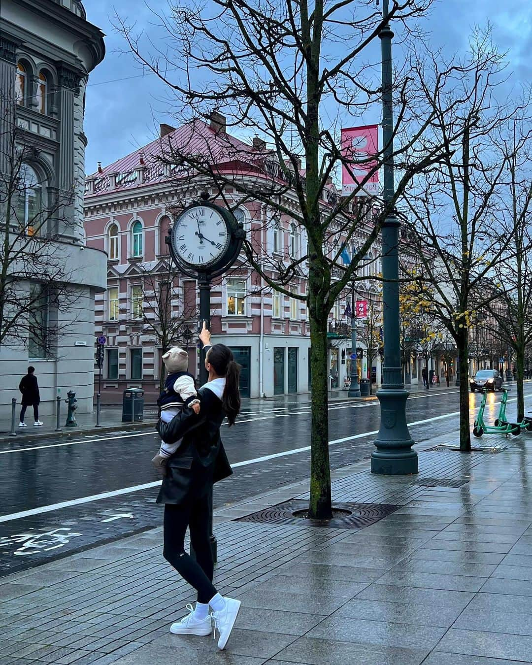 Zhenya Katavaさんのインスタグラム写真 - (Zhenya KatavaInstagram)「With my little Boss ❤️🥹 in Vilnius.  В копилку наших путешествий!」11月6日 23時40分 - zhenyakatava